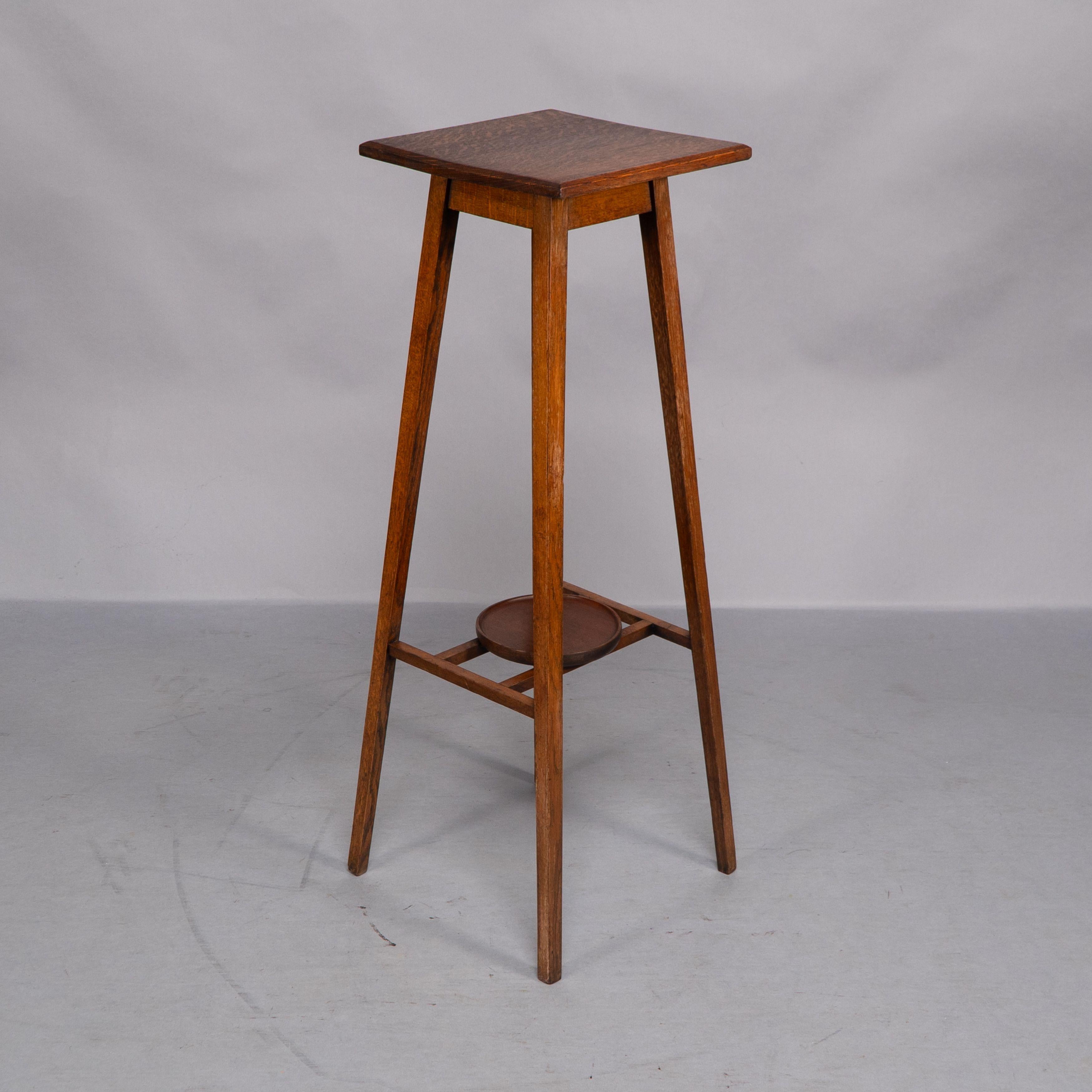 Una rara coppia di piantane in Oak di Arts & Crafts con piani quadrati e gambe affusolate in vendita 3