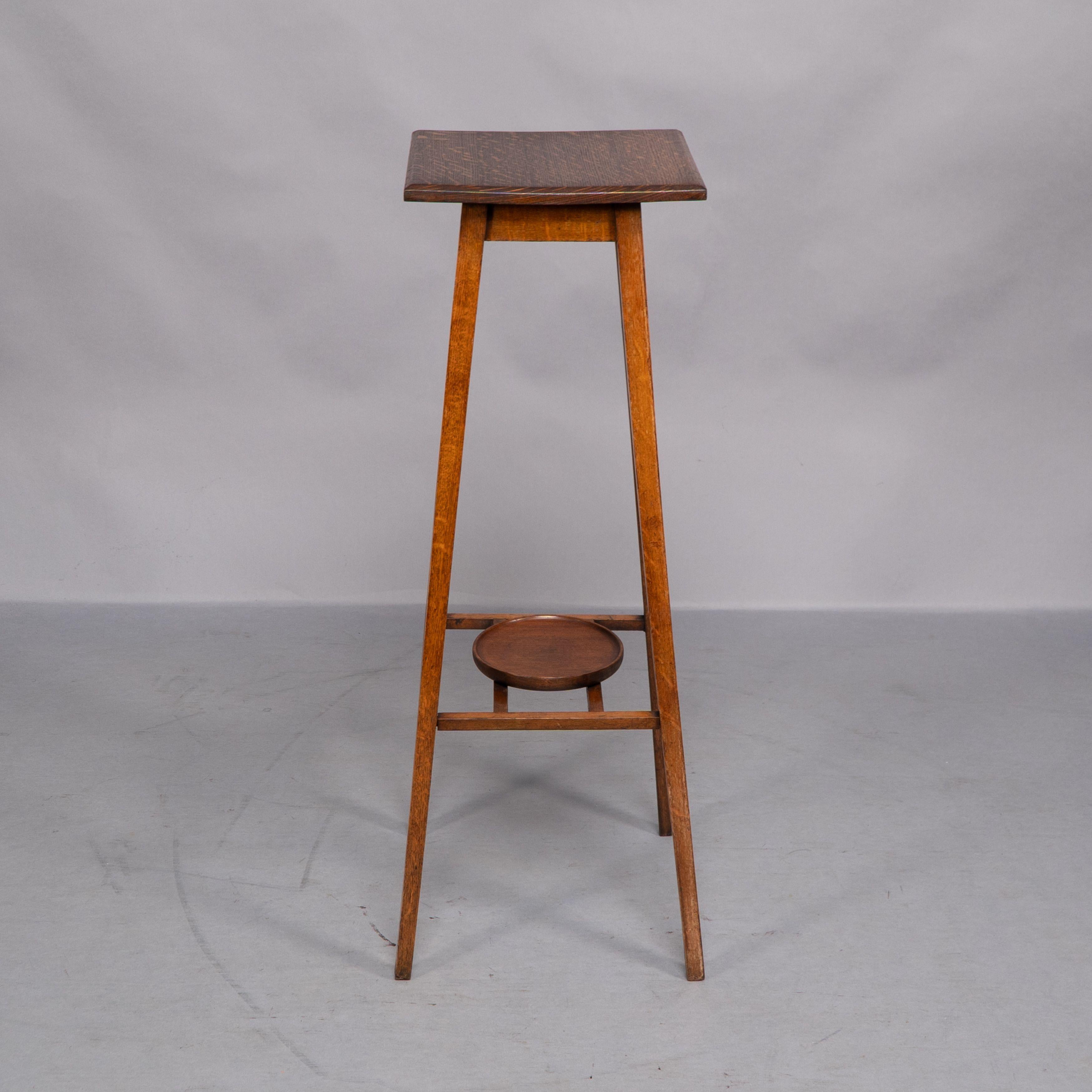 Una rara coppia di piantane in Oak di Arts & Crafts con piani quadrati e gambe affusolate in vendita 4