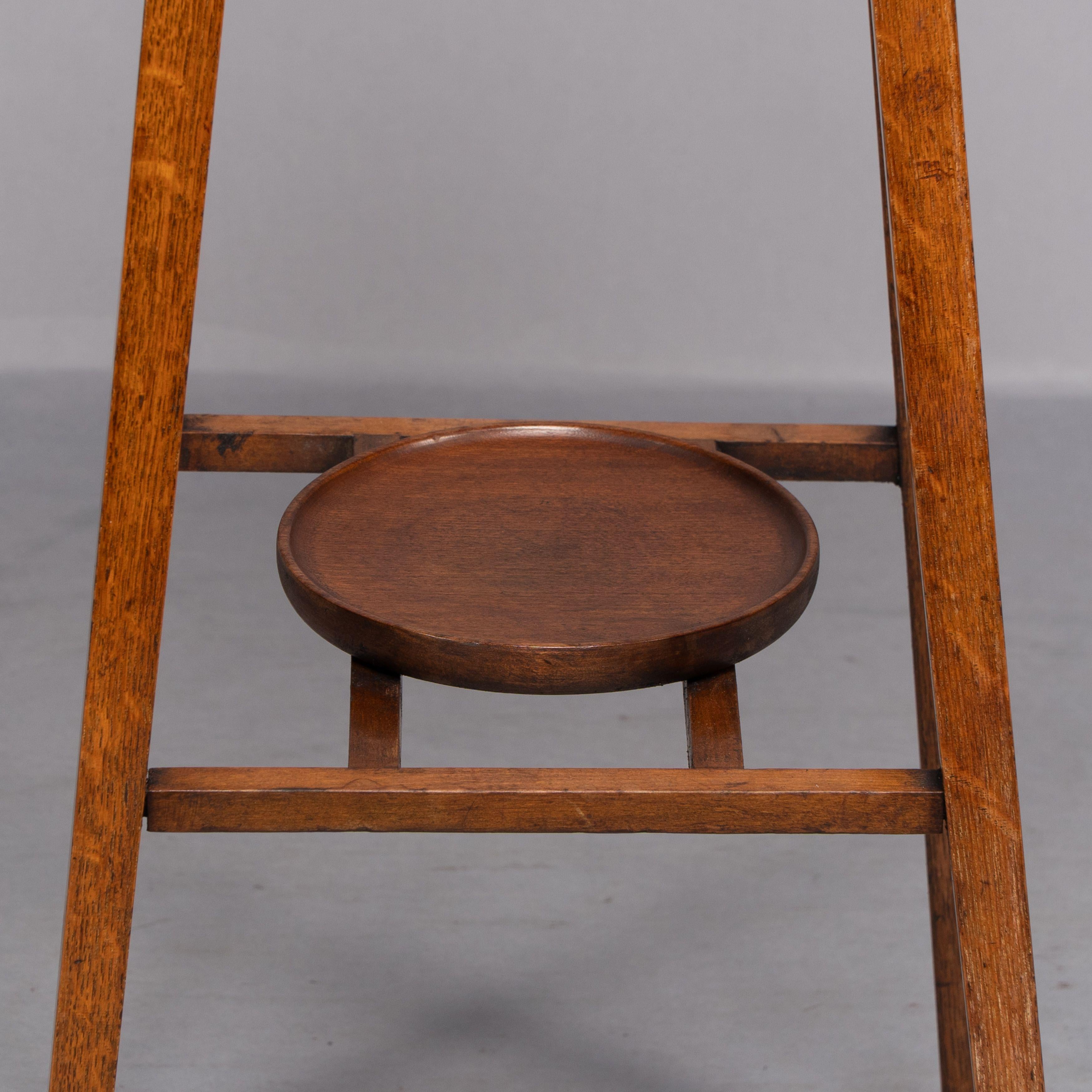 Una rara coppia di piantane in Oak di Arts & Crafts con piani quadrati e gambe affusolate in vendita 5
