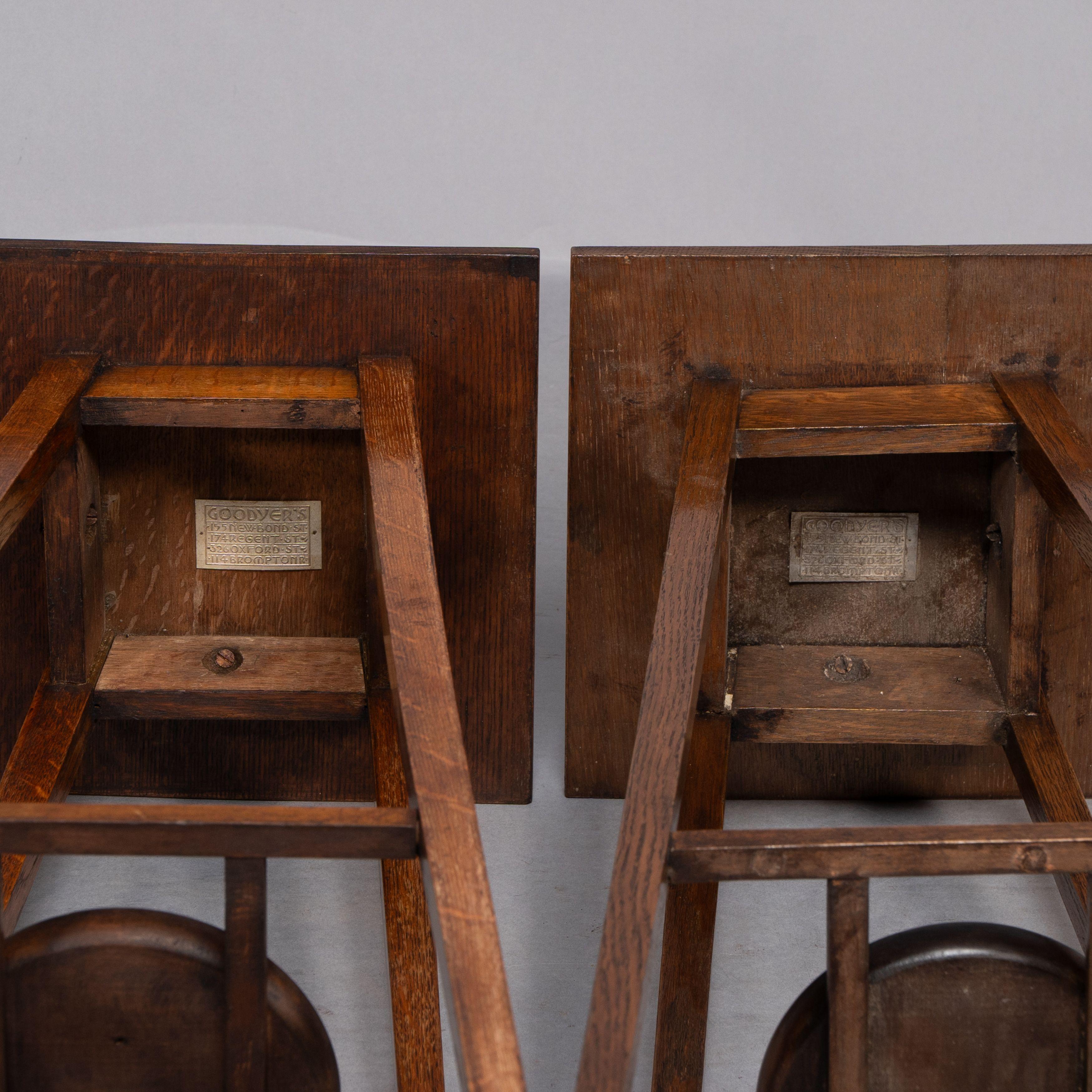 Una rara coppia di piantane in Oak di Arts & Crafts con piani quadrati e gambe affusolate in vendita 6