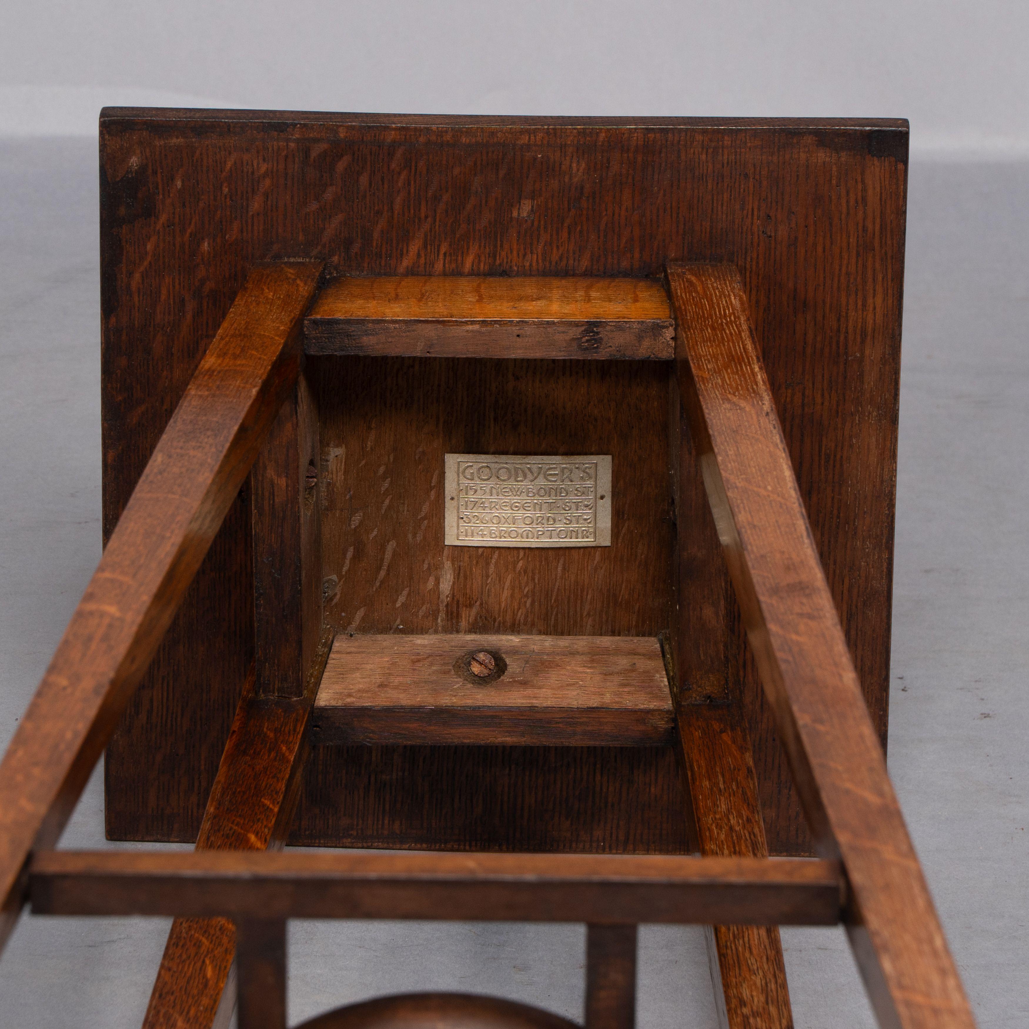 Una rara coppia di piantane in Oak di Arts & Crafts con piani quadrati e gambe affusolate in vendita 7