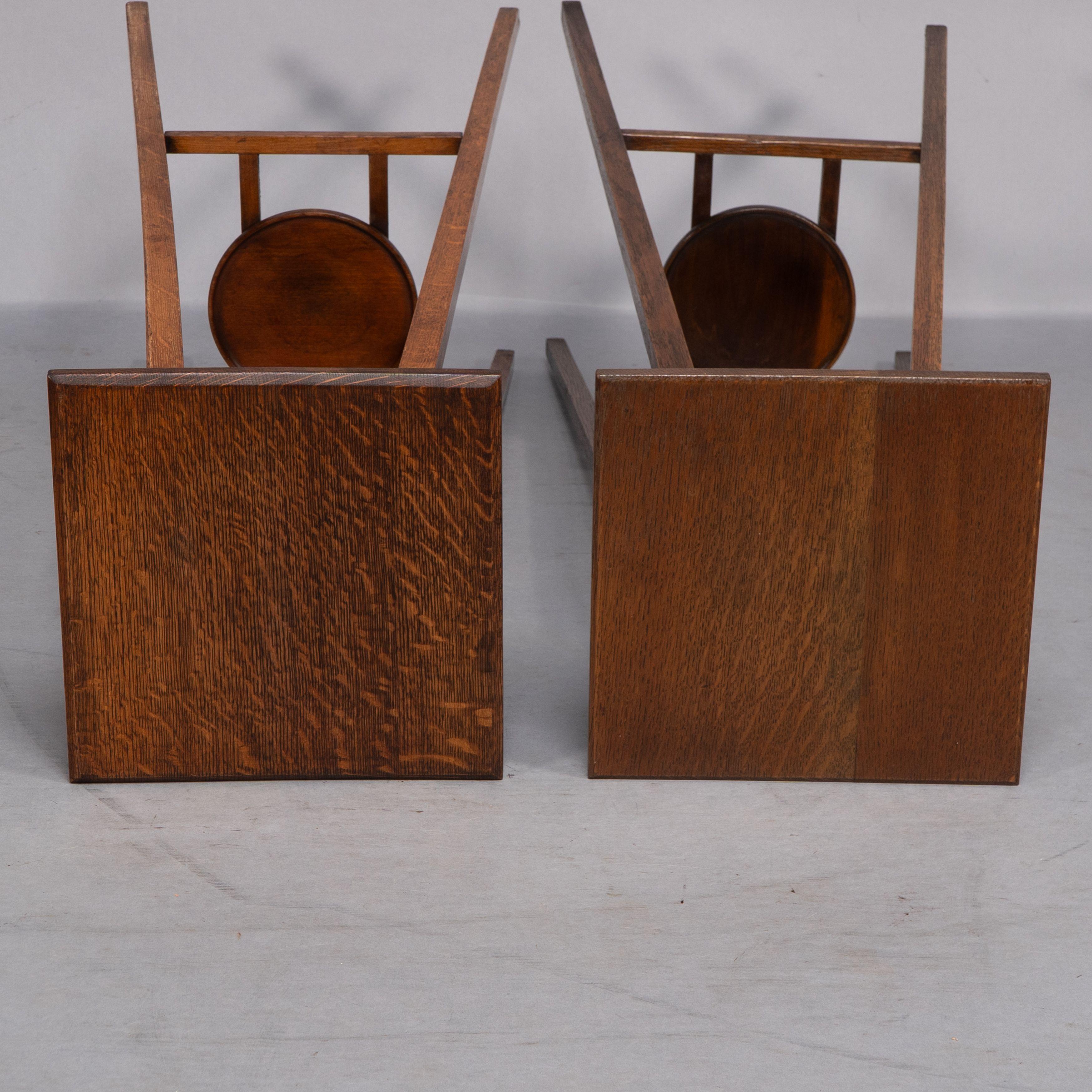 Una rara coppia di piantane in Oak di Arts & Crafts con piani quadrati e gambe affusolate in vendita 8