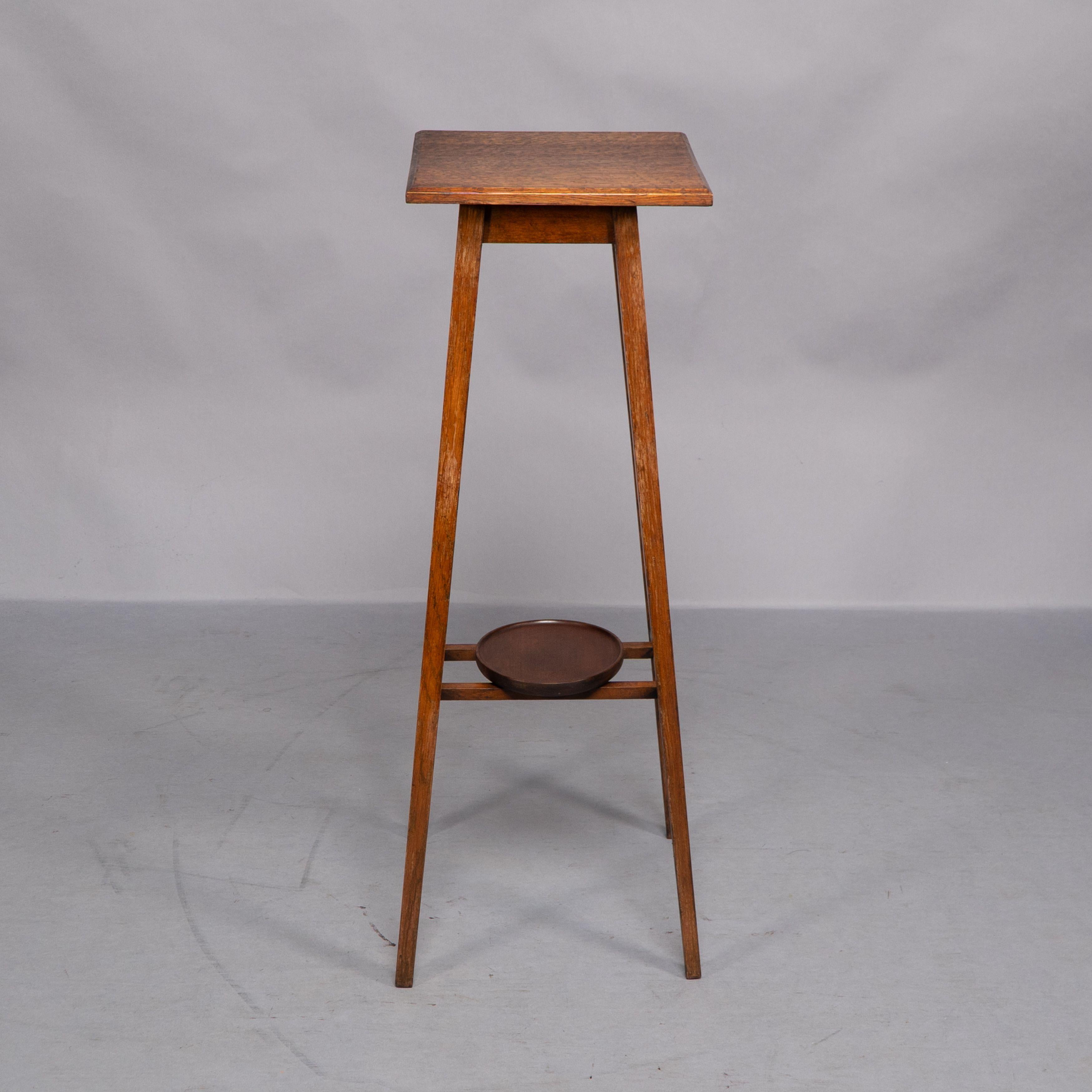 Stile Adam Una rara coppia di piantane in Oak di Arts & Crafts con piani quadrati e gambe affusolate in vendita