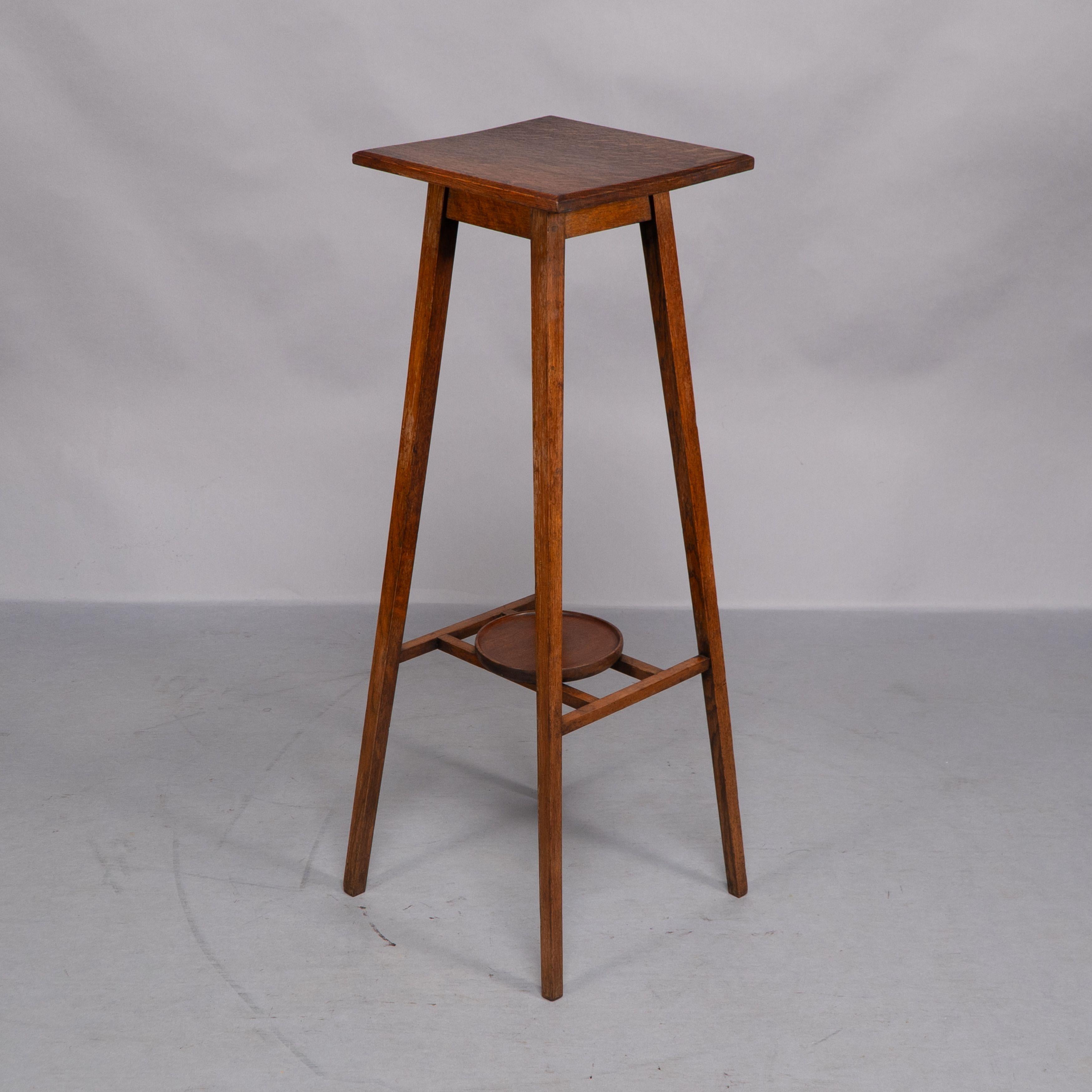 Britannico Una rara coppia di piantane in Oak di Arts & Crafts con piani quadrati e gambe affusolate in vendita