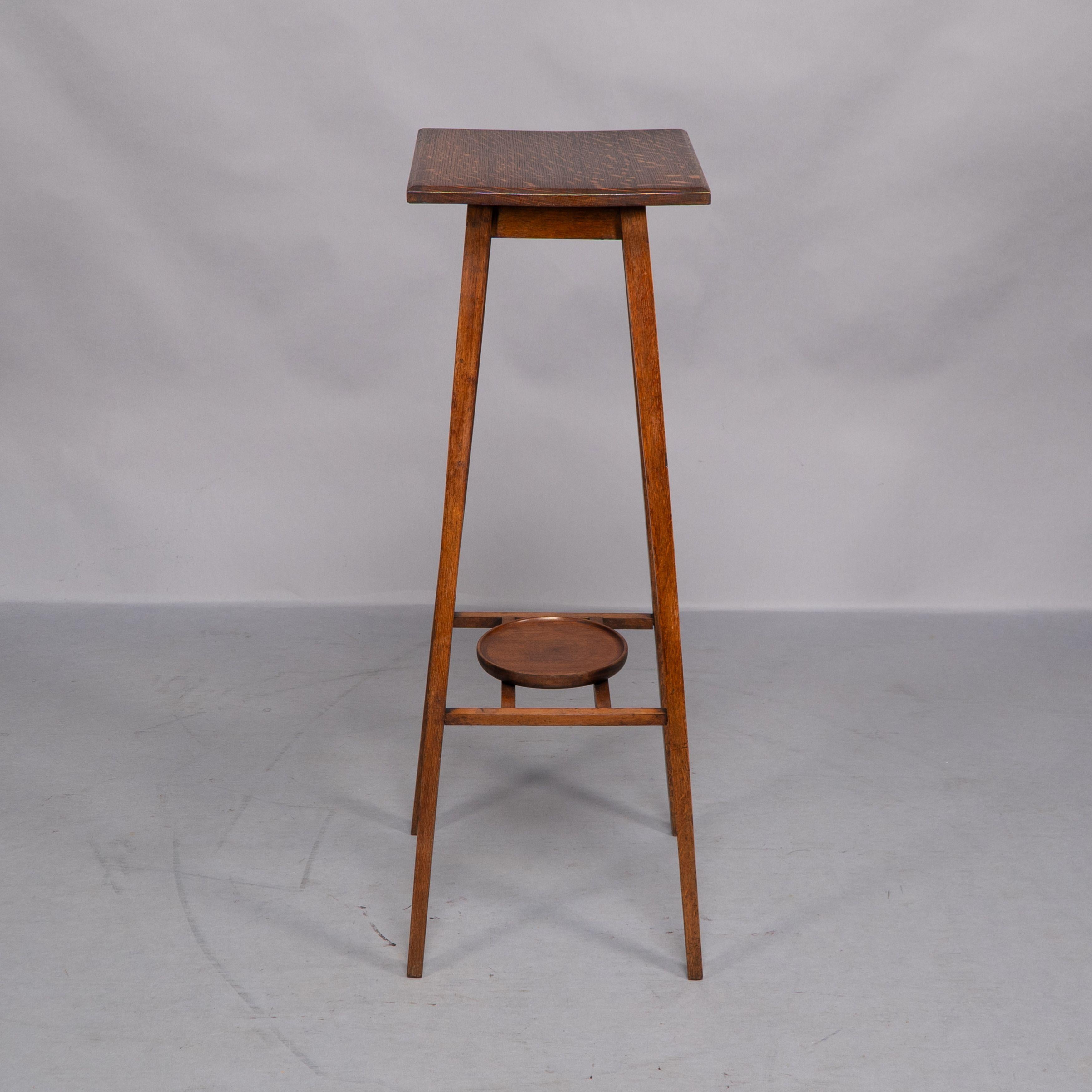 Una rara coppia di piantane in Oak di Arts & Crafts con piani quadrati e gambe affusolate In condizioni buone in vendita a London, GB