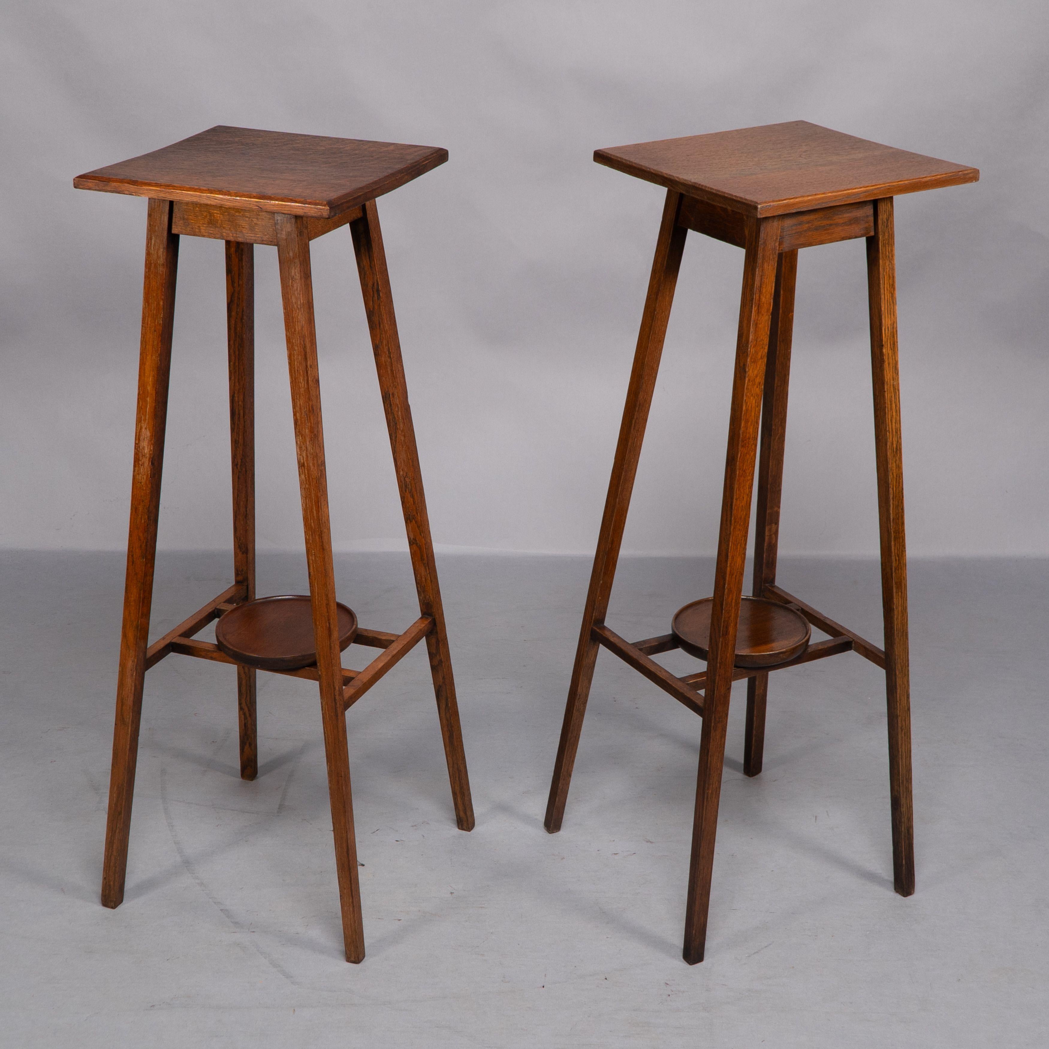 Inizio XX secolo Una rara coppia di piantane in Oak di Arts & Crafts con piani quadrati e gambe affusolate in vendita