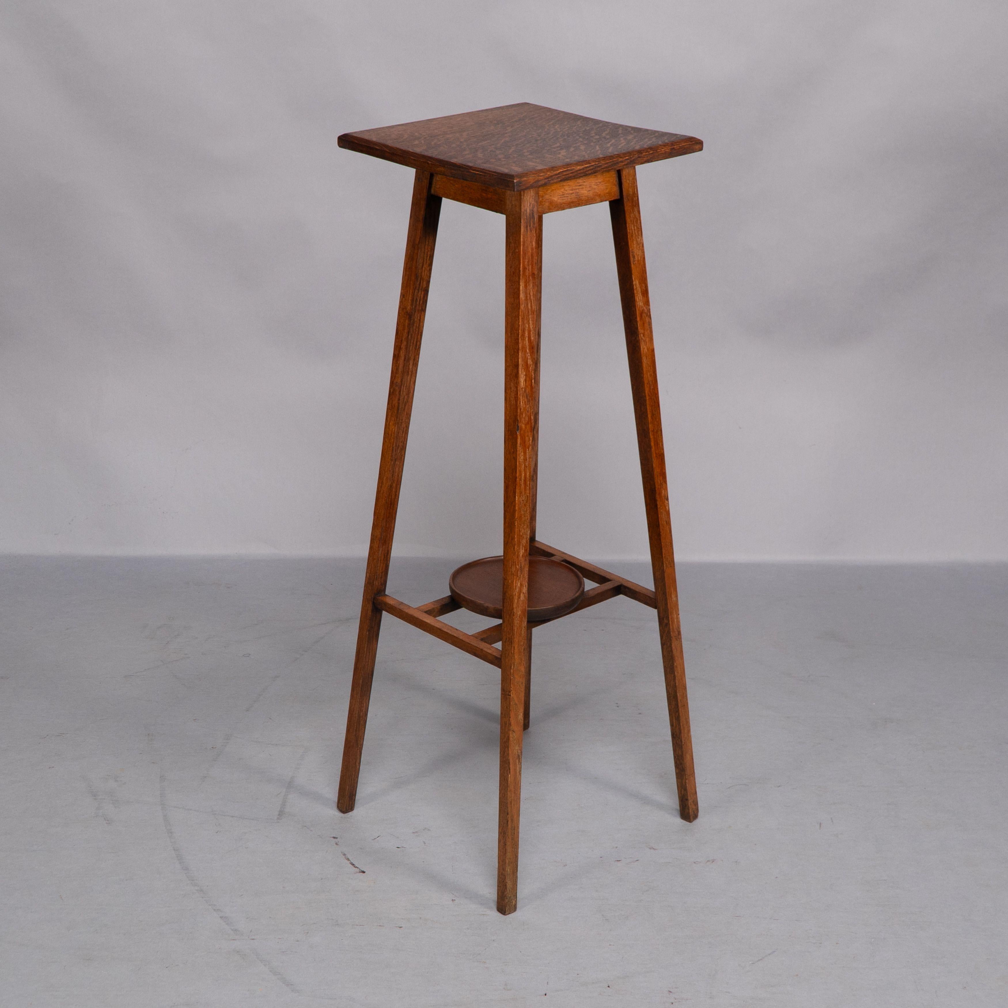 Quercia Una rara coppia di piantane in Oak di Arts & Crafts con piani quadrati e gambe affusolate in vendita