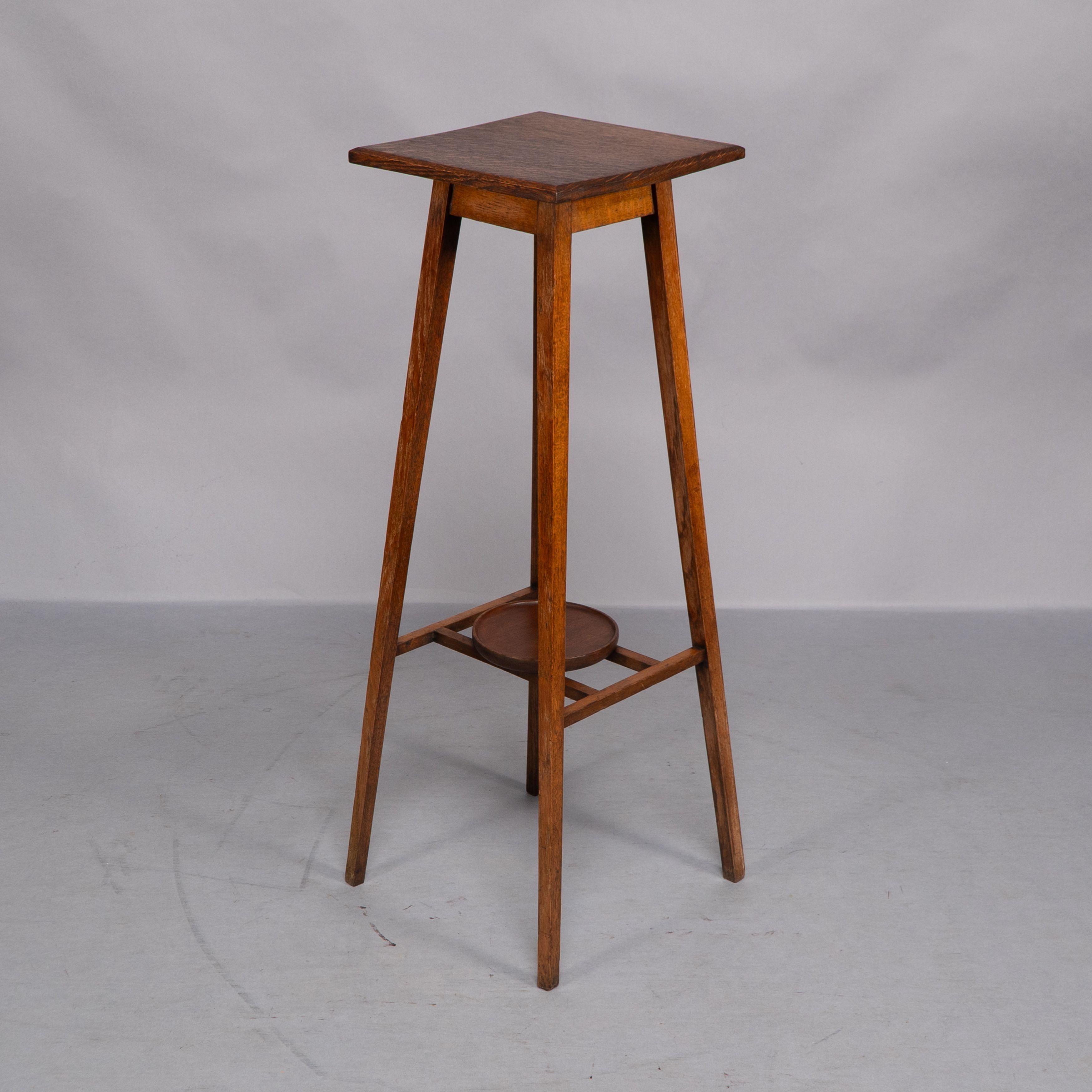 Una rara coppia di piantane in Oak di Arts & Crafts con piani quadrati e gambe affusolate in vendita 1