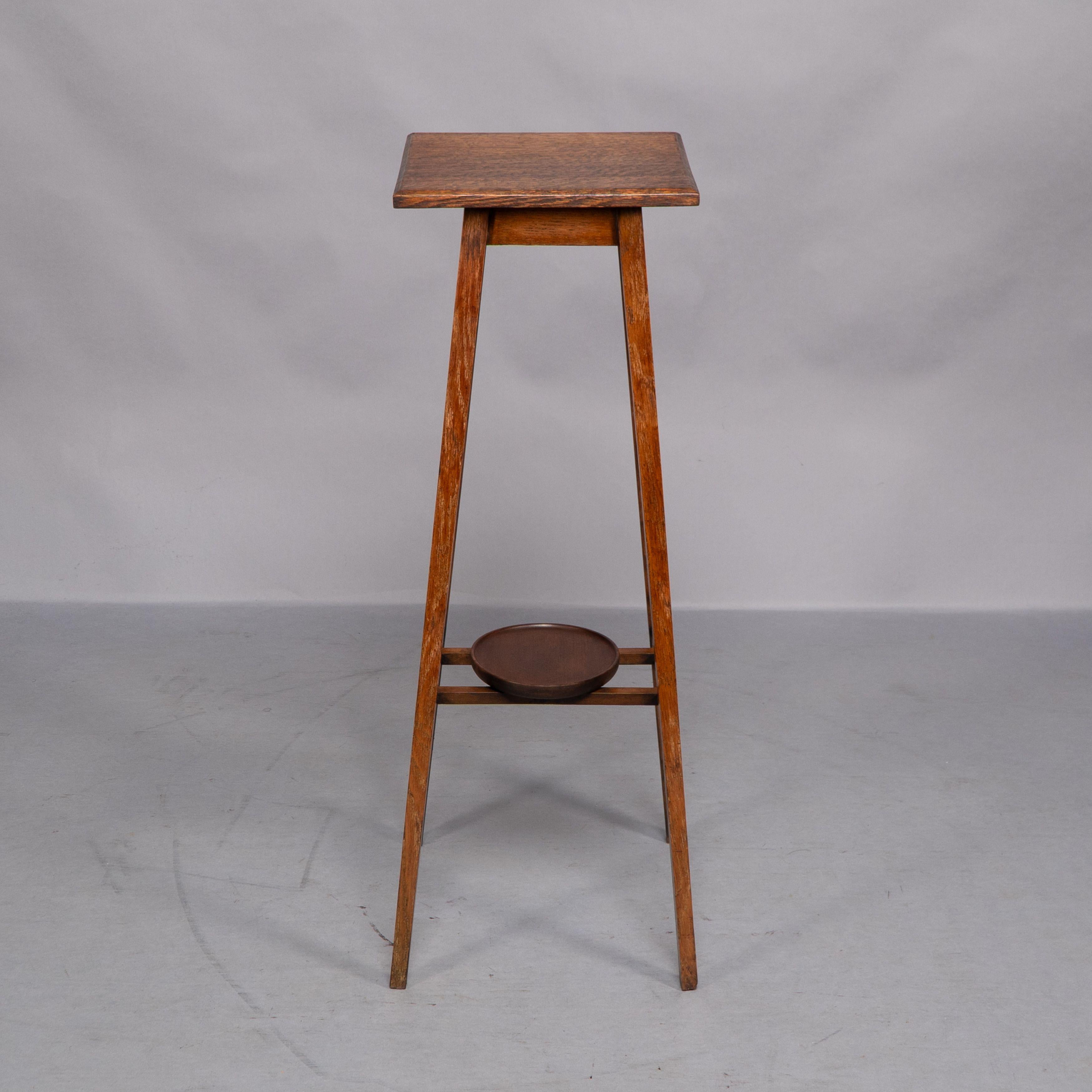 Una rara coppia di piantane in Oak di Arts & Crafts con piani quadrati e gambe affusolate in vendita 2