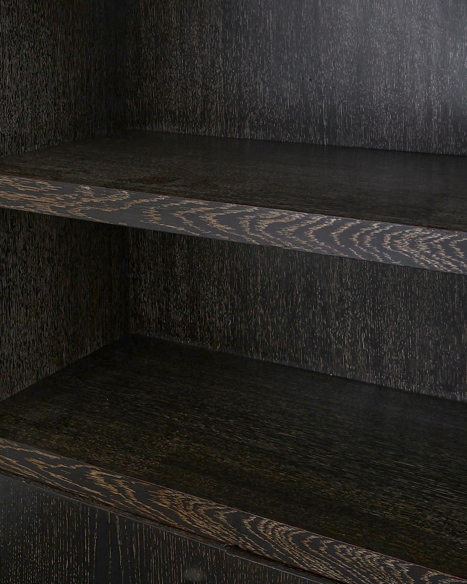 Una rara coppia di armadi in rovere sbiancato in stile modernista/decò francese degli anni '30 del secolo scorso in vendita 3