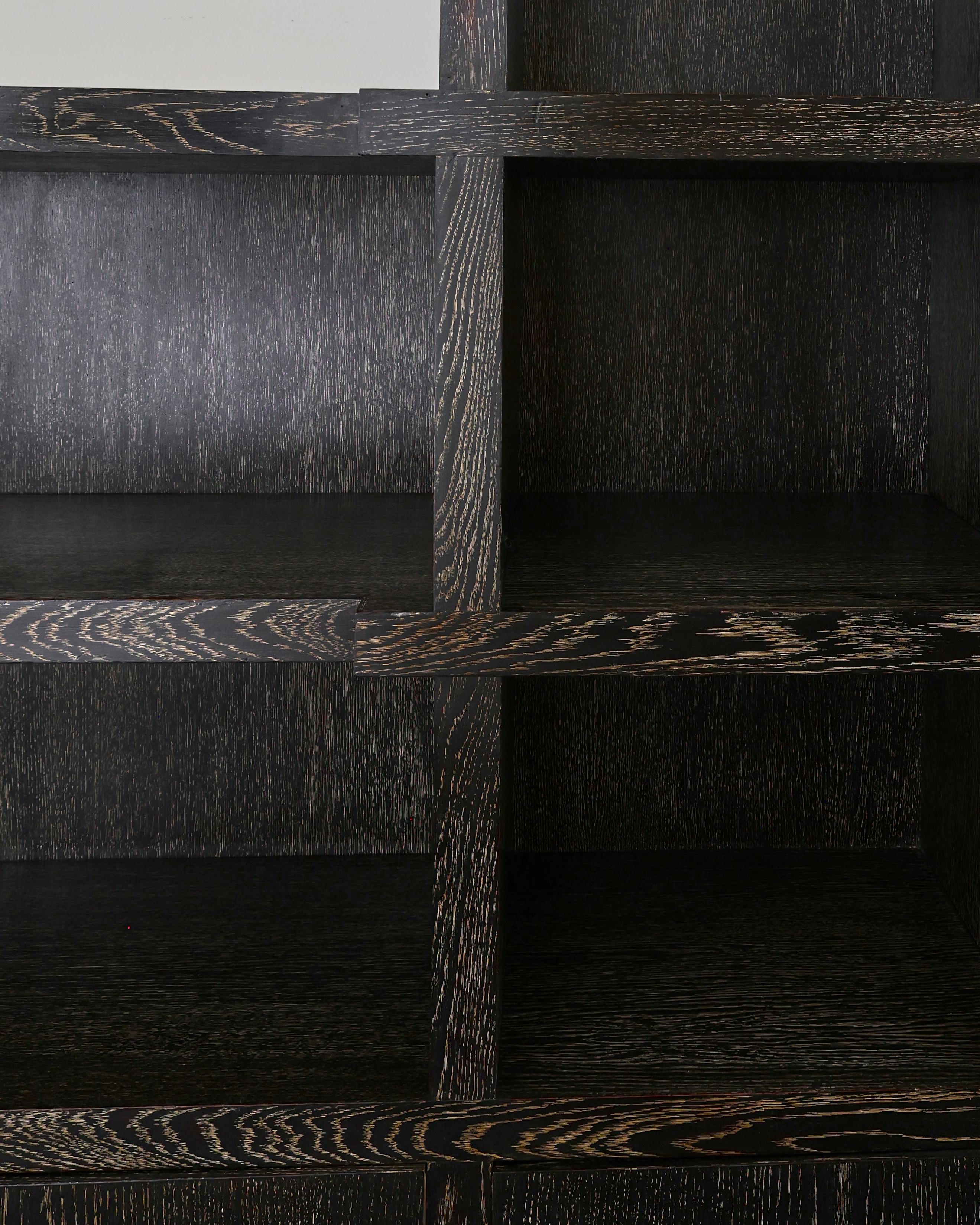 Una rara coppia di armadi in rovere sbiancato in stile modernista/decò francese degli anni '30 del secolo scorso in vendita 4