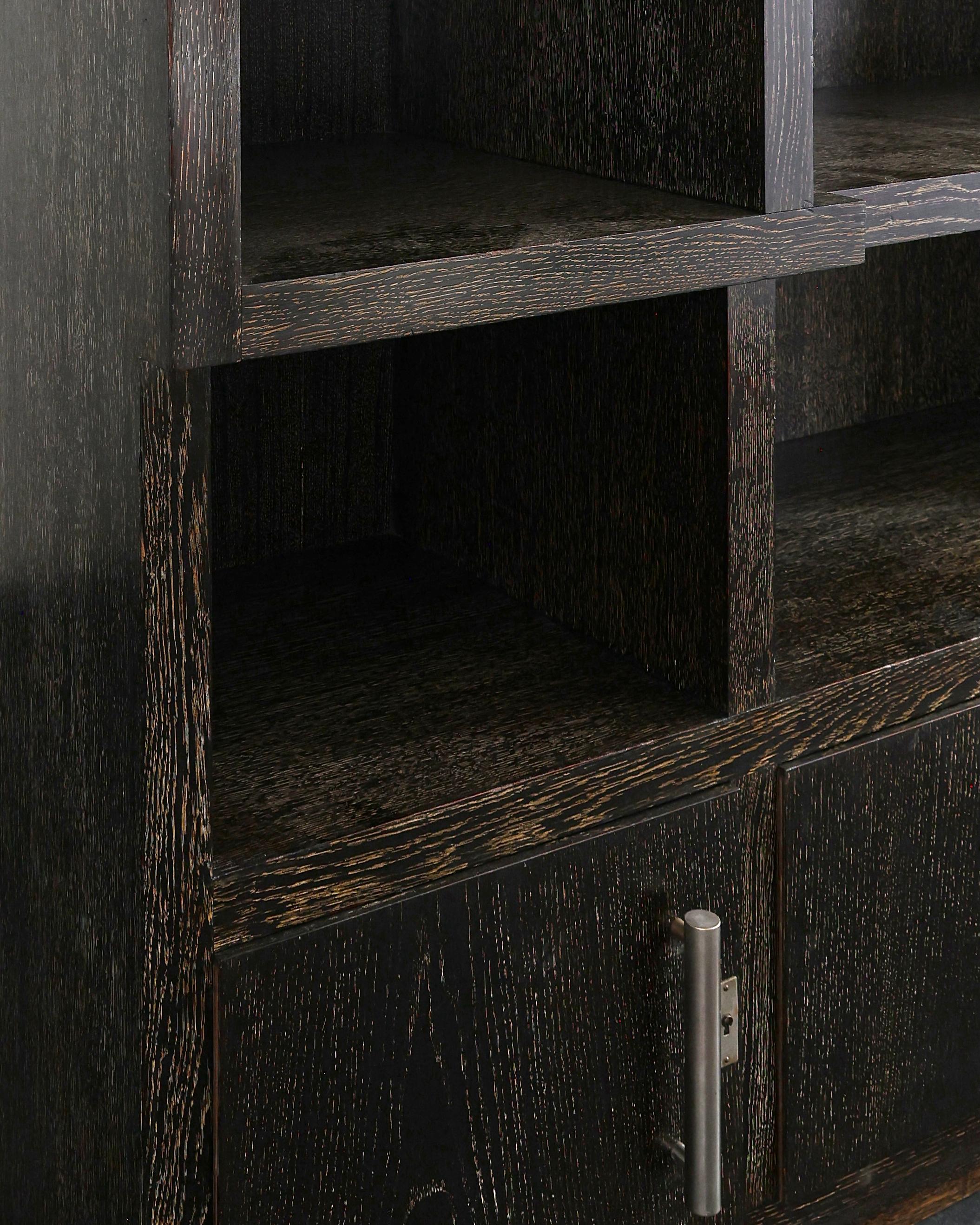 Una rara coppia di armadi in rovere sbiancato in stile modernista/decò francese degli anni '30 del secolo scorso in vendita 5