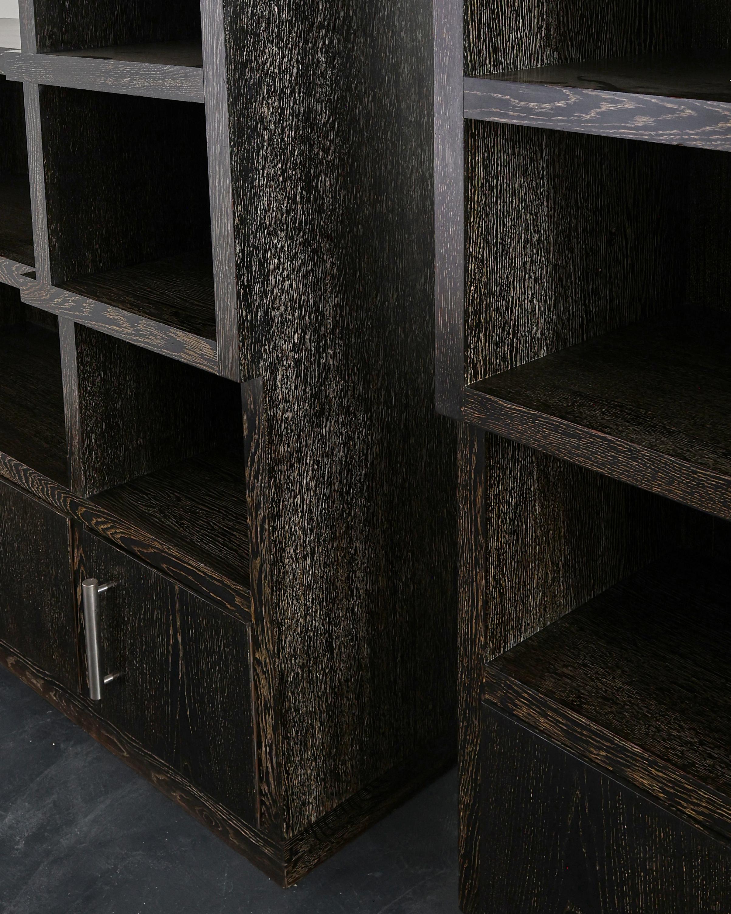 Una rara coppia di armadi in rovere sbiancato in stile modernista/decò francese degli anni '30 del secolo scorso in vendita 6