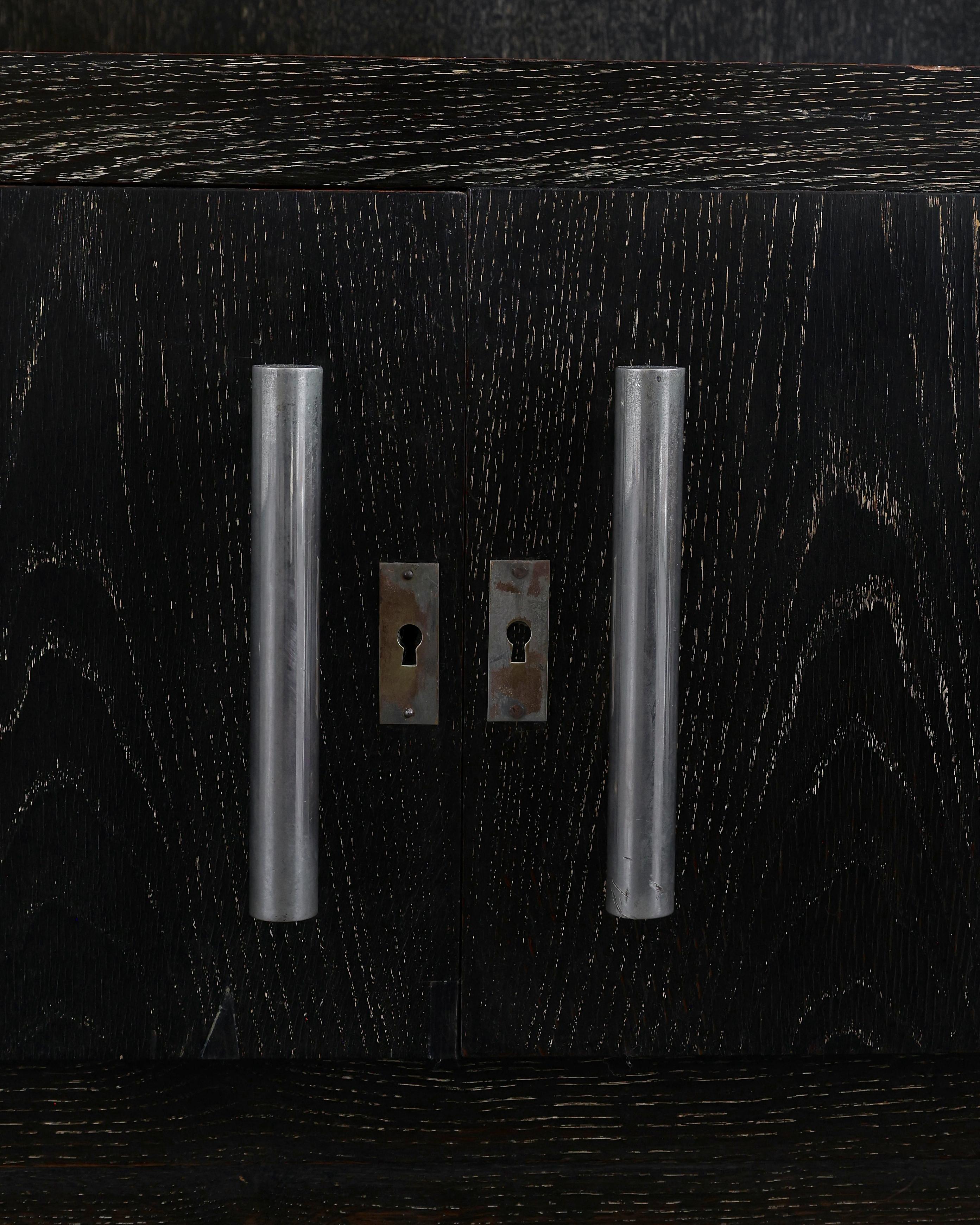 Una rara coppia di armadi in rovere sbiancato in stile modernista/decò francese degli anni '30 del secolo scorso in vendita 7