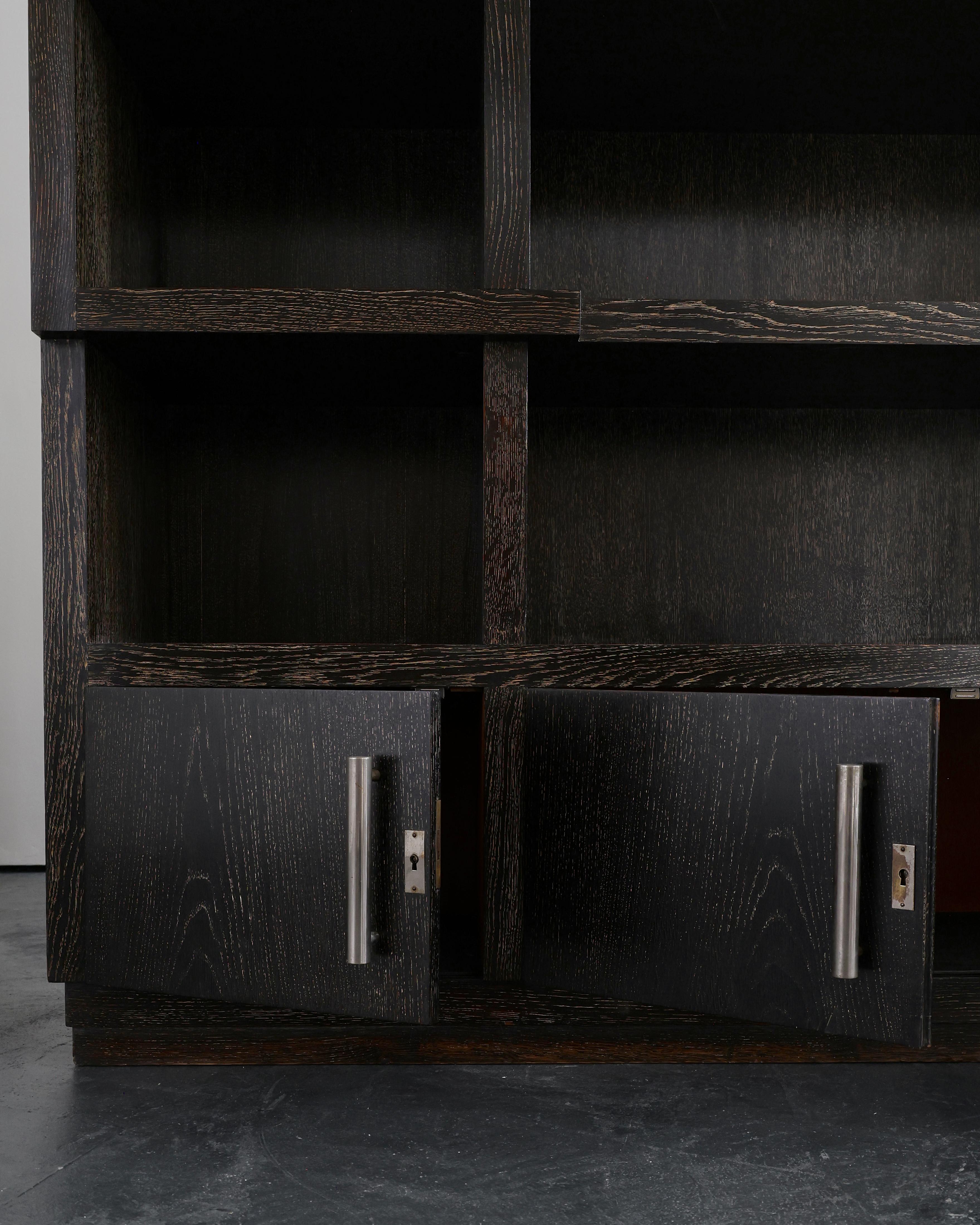 Una rara coppia di armadi in rovere sbiancato in stile modernista/decò francese degli anni '30 del secolo scorso in vendita 8