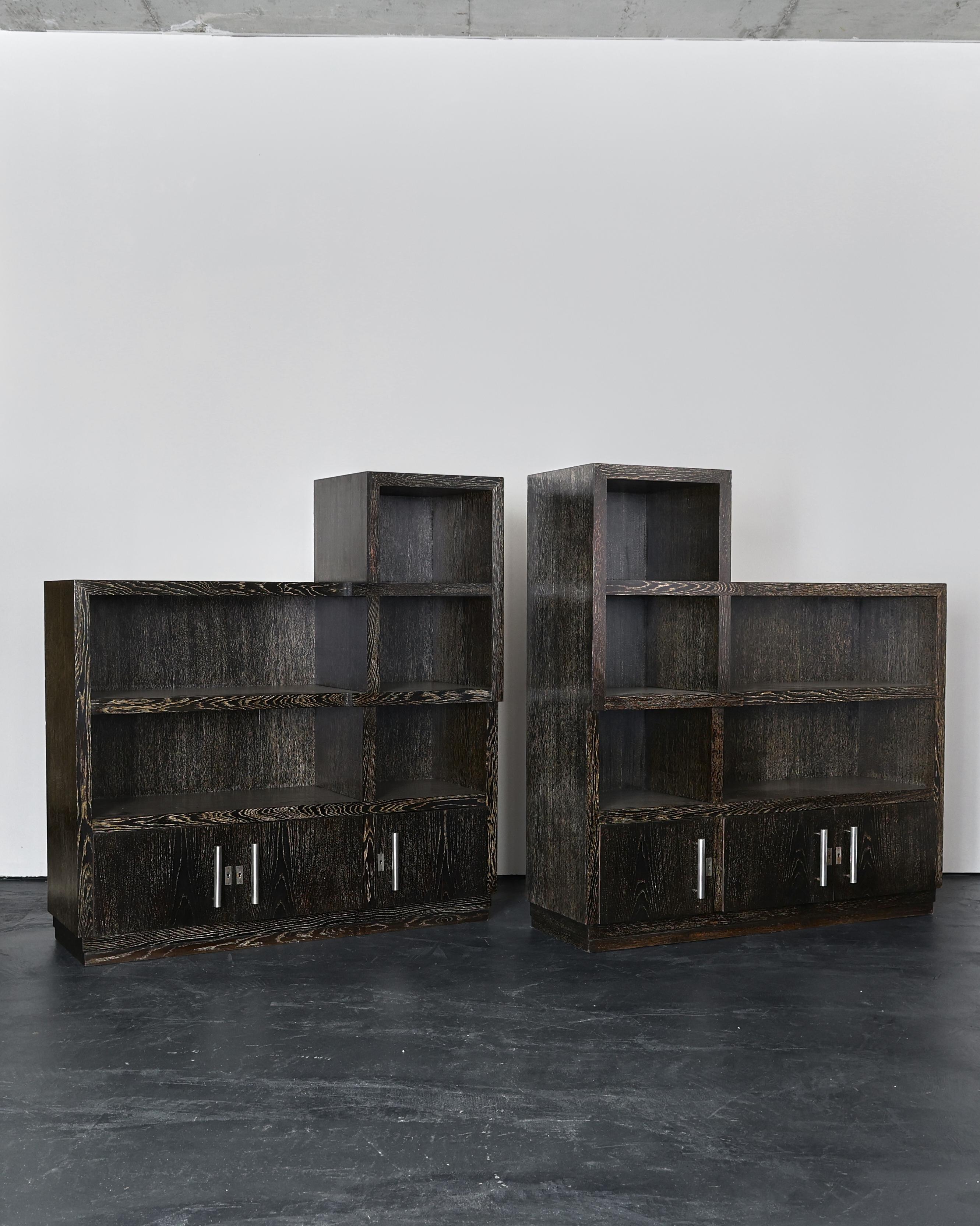 Una rara coppia di armadi deco/modernisti in rovere cerato ebanizzato provenienti dalla Francia degli anni Trenta.

Forte forma modernista.

Una bella combinazione di spazi aperti e chiusi.

In buone condizioni, è stato recentemente restaurato con