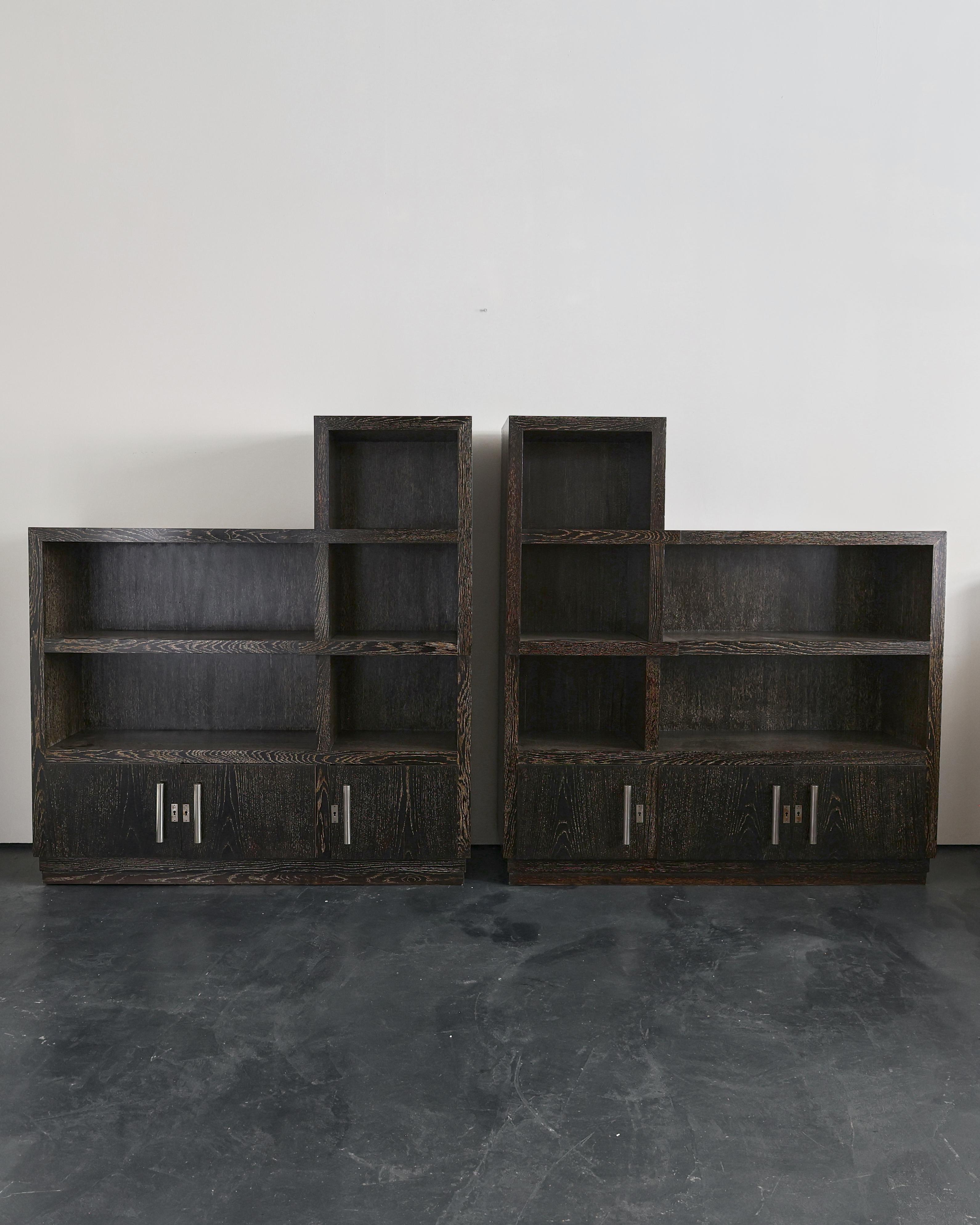 Francese Una rara coppia di armadi in rovere sbiancato in stile modernista/decò francese degli anni '30 del secolo scorso in vendita