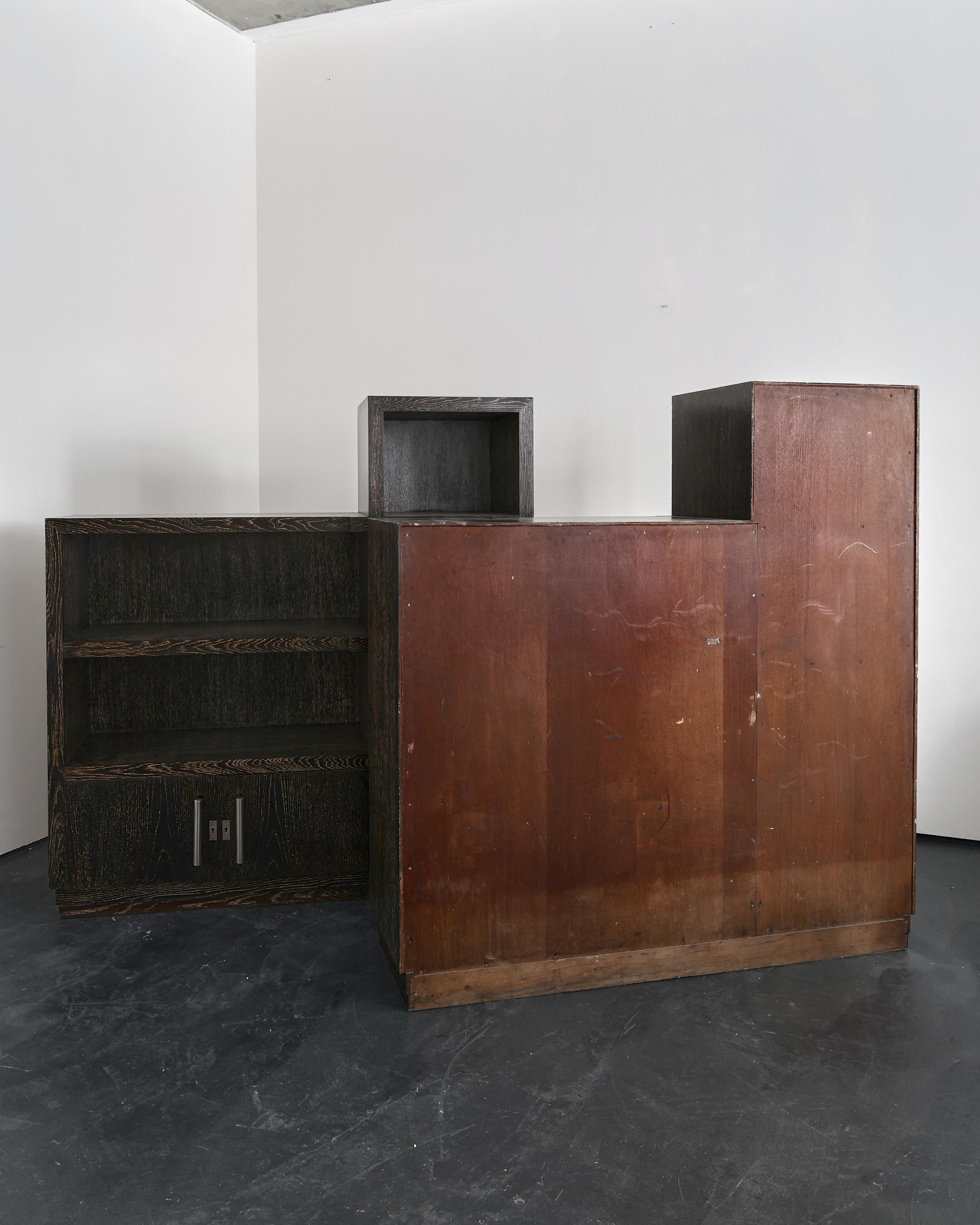 Quercia Una rara coppia di armadi in rovere sbiancato in stile modernista/decò francese degli anni '30 del secolo scorso in vendita