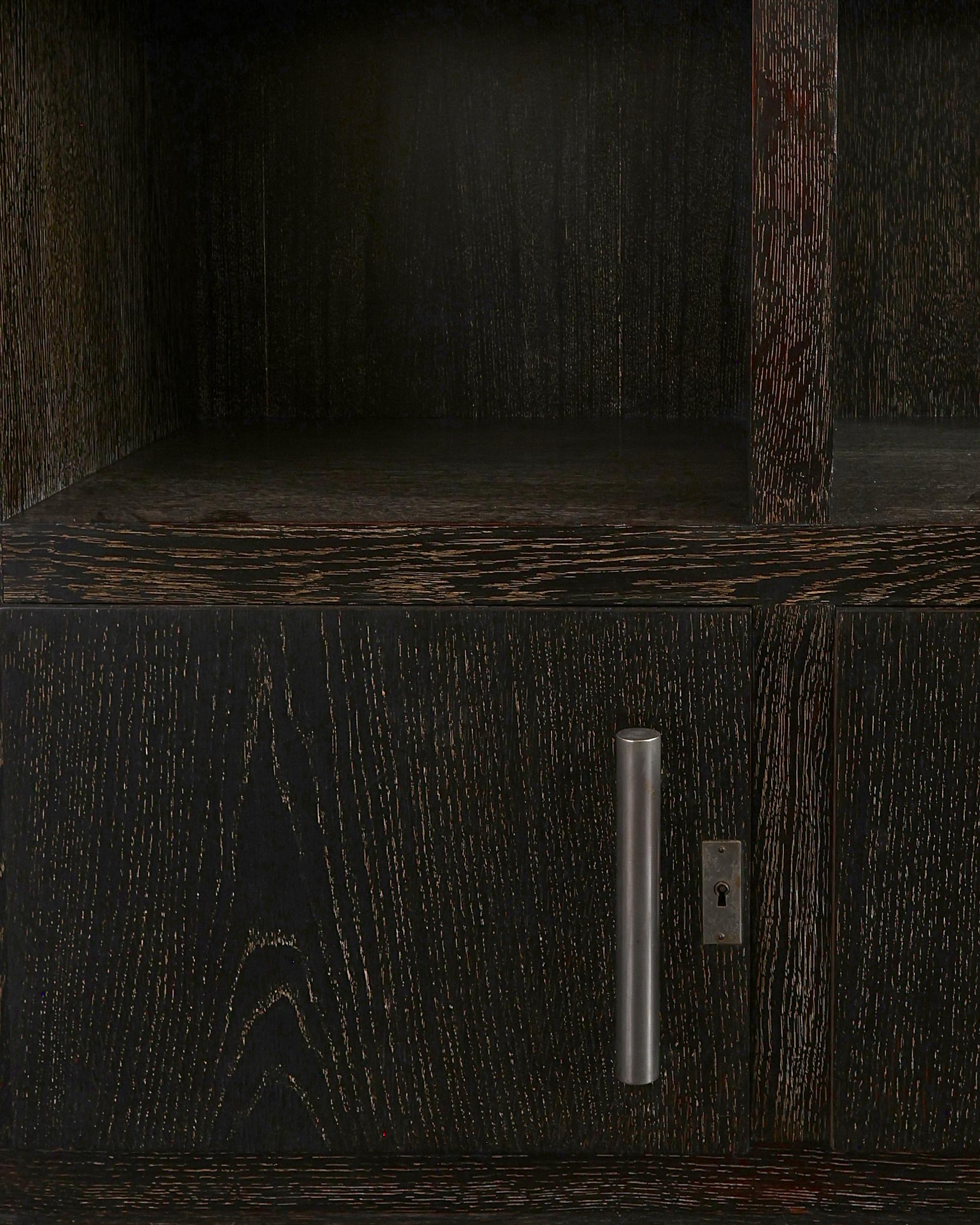 Una rara coppia di armadi in rovere sbiancato in stile modernista/decò francese degli anni '30 del secolo scorso in vendita 2