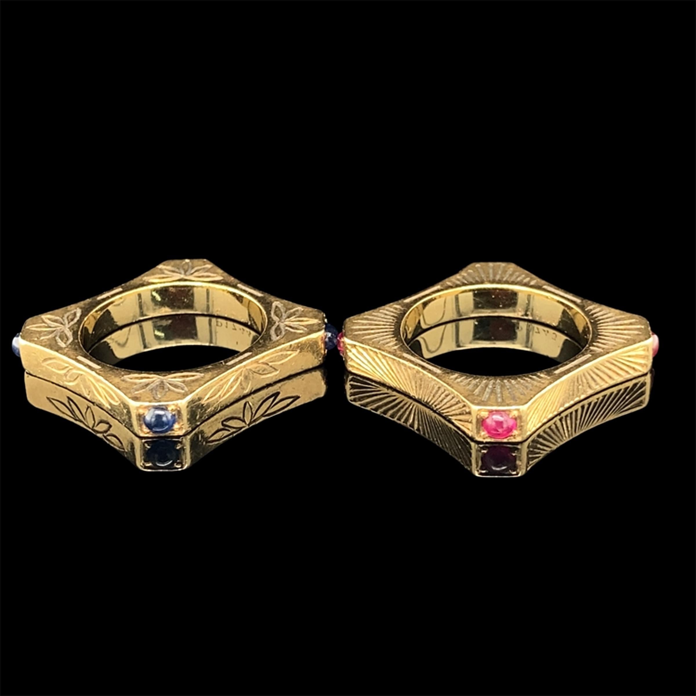Modernista Una rara coppia di anelli in oro, rubini e zaffiri di Cartier in vendita