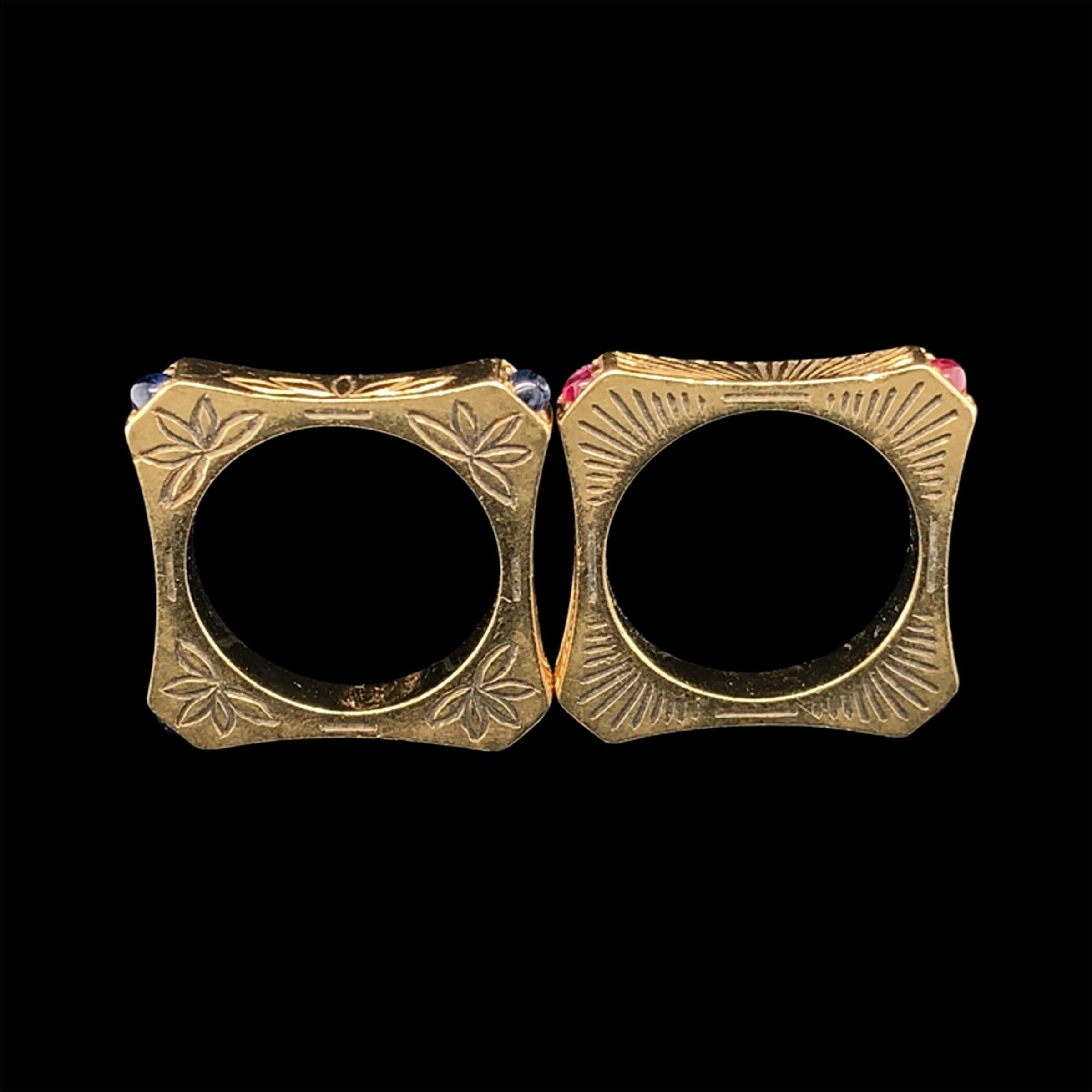 Cabochon Una rara coppia di anelli in oro, rubini e zaffiri di Cartier in vendita