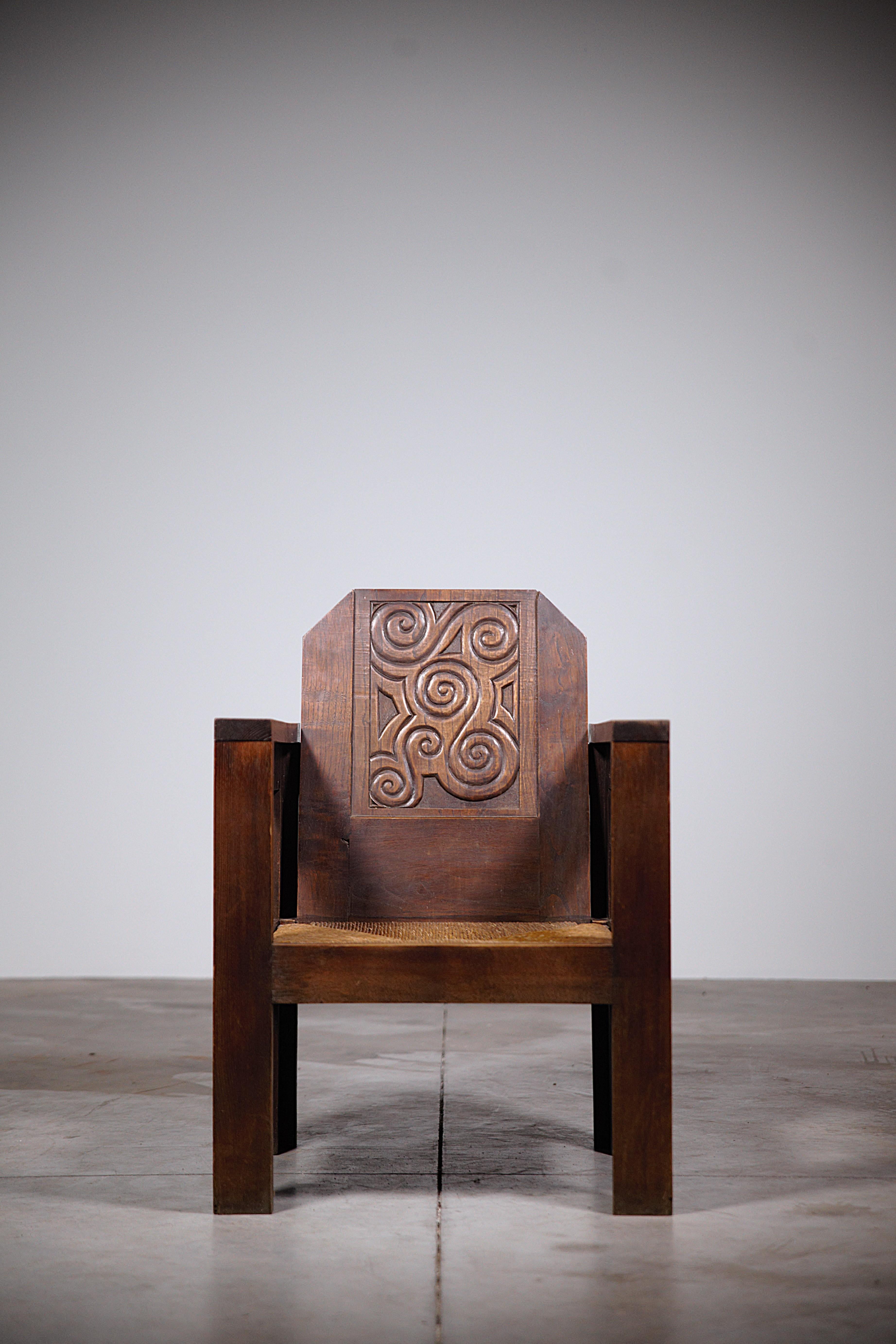 A rare pair of Celtic Armchairs by Joseph Savina.

Brittany, France 1930s

With Antic Celtic Drawing.

Sculpted oak and original rush.

In original good condition.

Report : Lack of wood on the feets ( please consult the photos ).