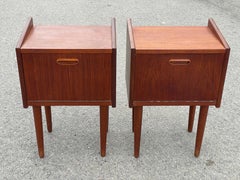 Ein seltenes Paar dänischer Teakholz-Nachttische aus der Mitte des Jahrhunderts aus den 1950er Jahren