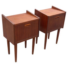 Rare paire de tables de nuit danoises en teck du milieu du siècle dernier, datant des années 1950.