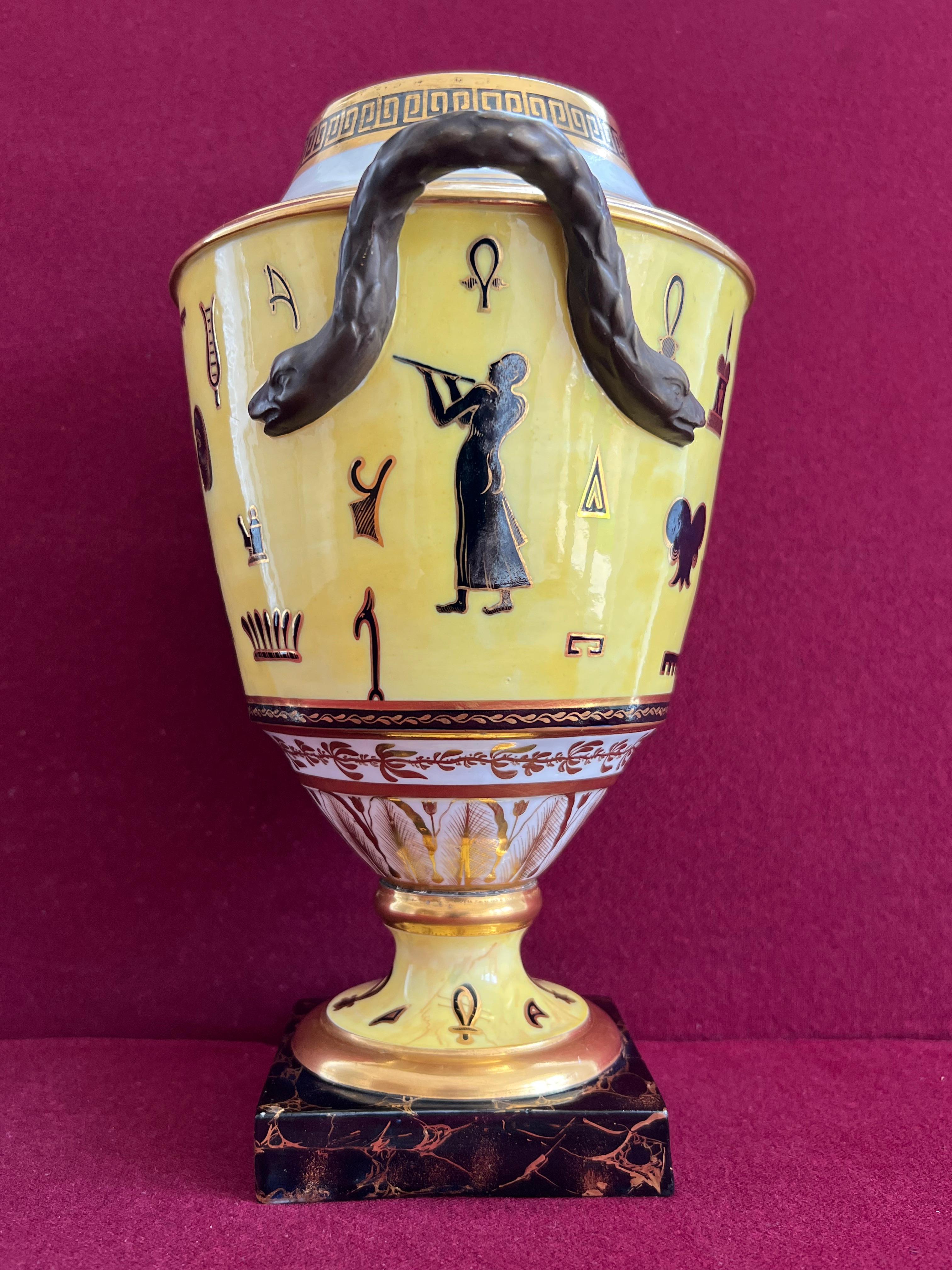 Paire de vases rares de style néo-égyptien Derby à fond jaune, vers 1805-1810 en vente 3