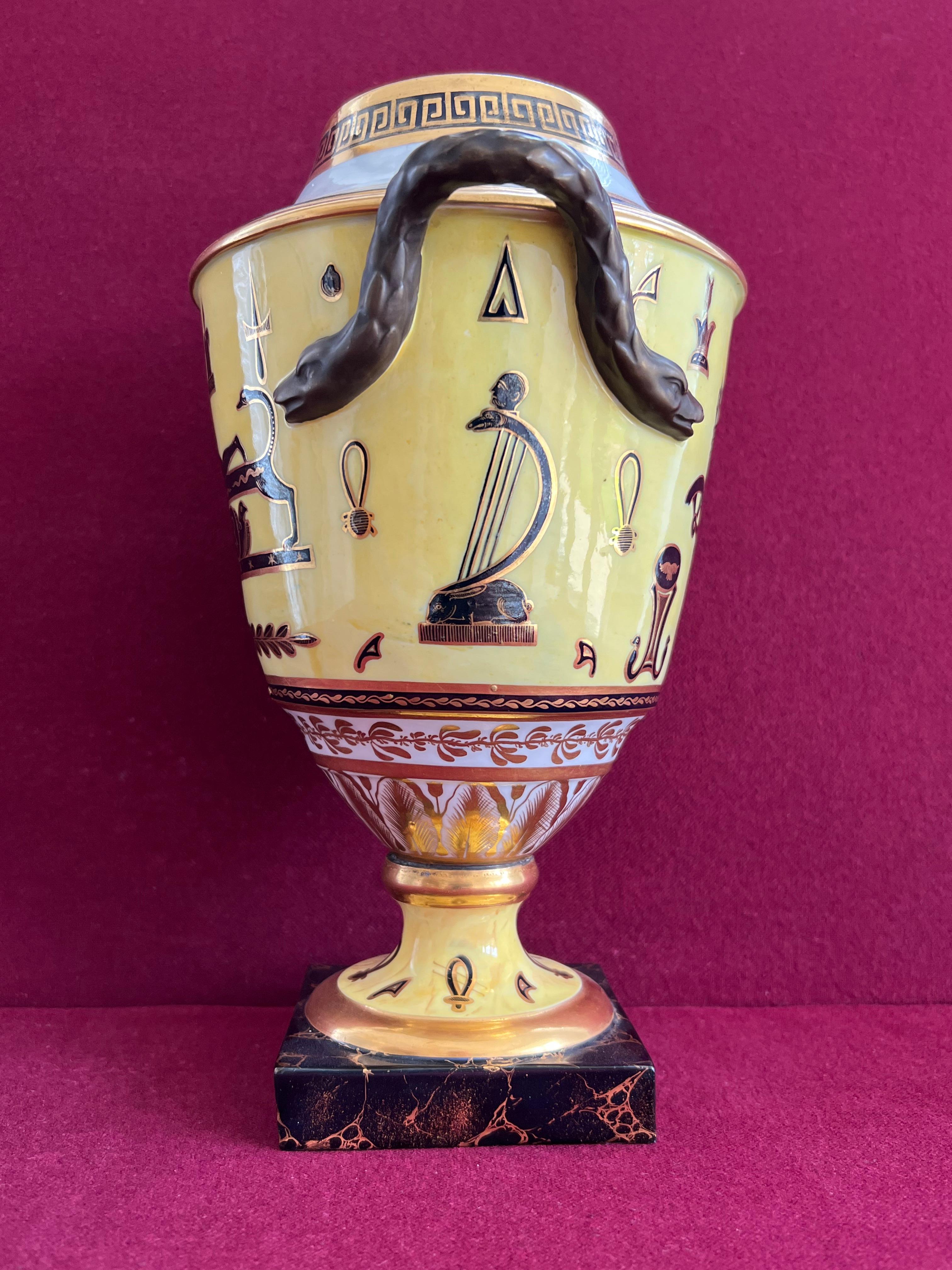 Peint à la main Paire de vases rares de style néo-égyptien Derby à fond jaune, vers 1805-1810 en vente