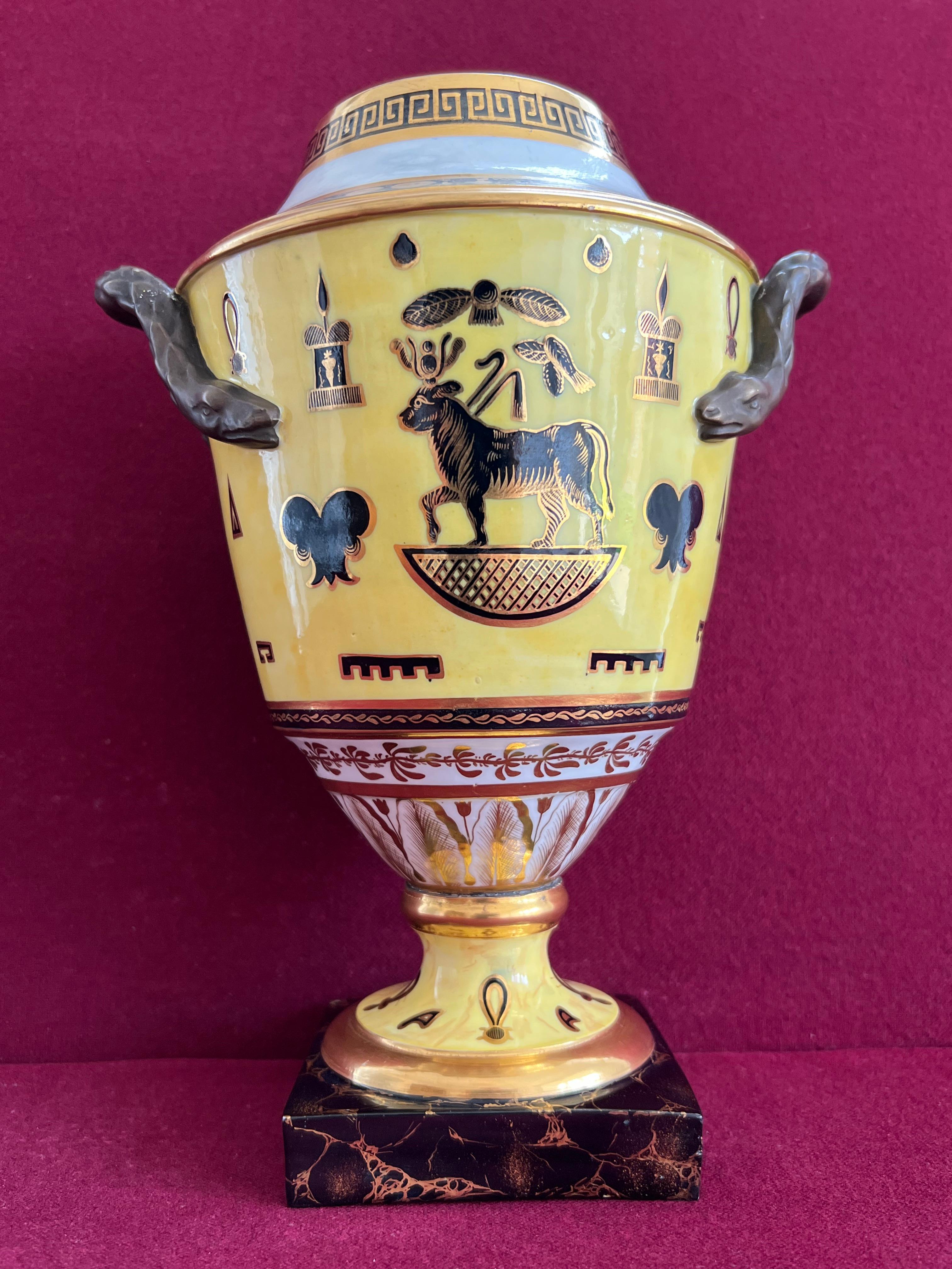 Porcelaine Paire de vases rares de style néo-égyptien Derby à fond jaune, vers 1805-1810 en vente