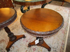 Rara coppia di tavolini rotondi Padouk anglo-indiani dell'inizio del XIX secolo