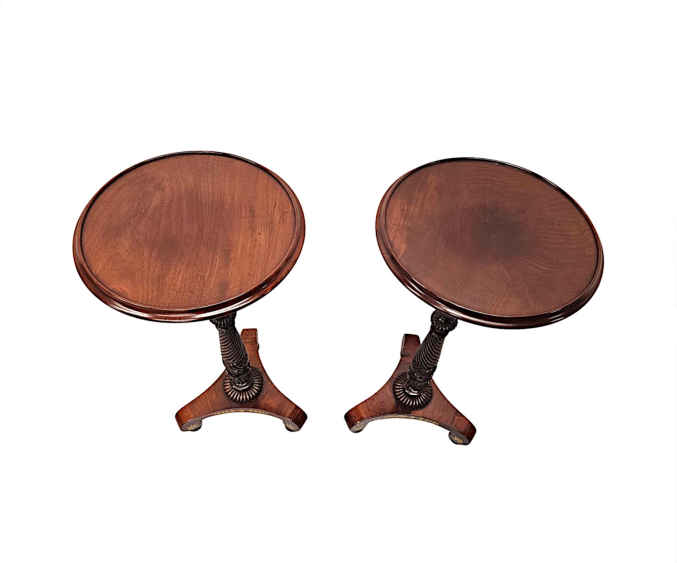 Une paire très rare de tables à vin en acajou, bois fruitier et laiton incrusté du début du 19e siècle, d'une qualité exceptionnelle, finement sculptées à la main, avec une patine fabuleusement riche et un grain magnifique.  Le plateau bien figuré