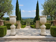 Rare urne e piedistalli in pietra di Coade
