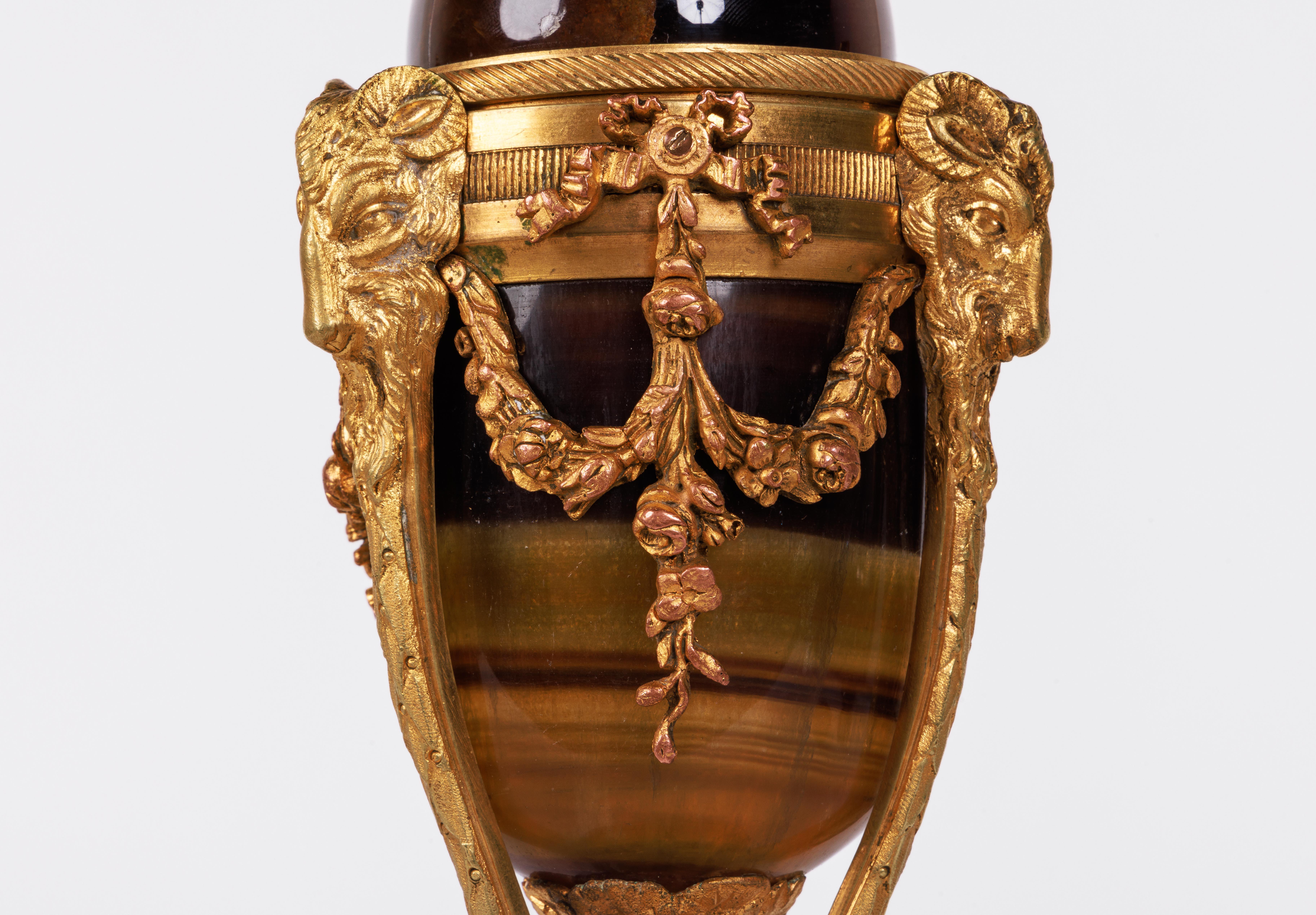Rare paire de chandeliers français John bleus montés en bronze doré, vers 1870 en vente 3