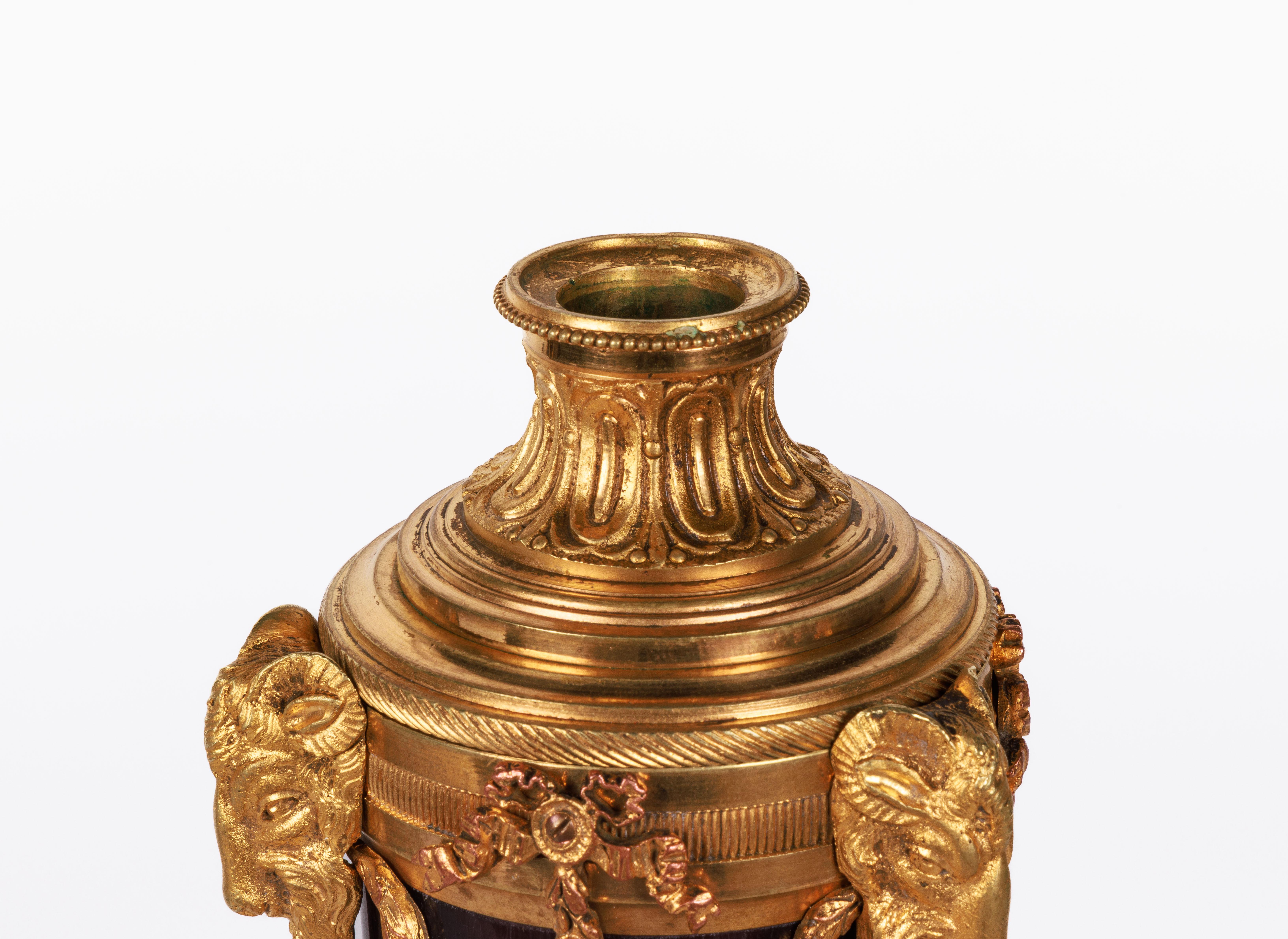 Rare paire de chandeliers français John bleus montés en bronze doré, vers 1870 en vente 6