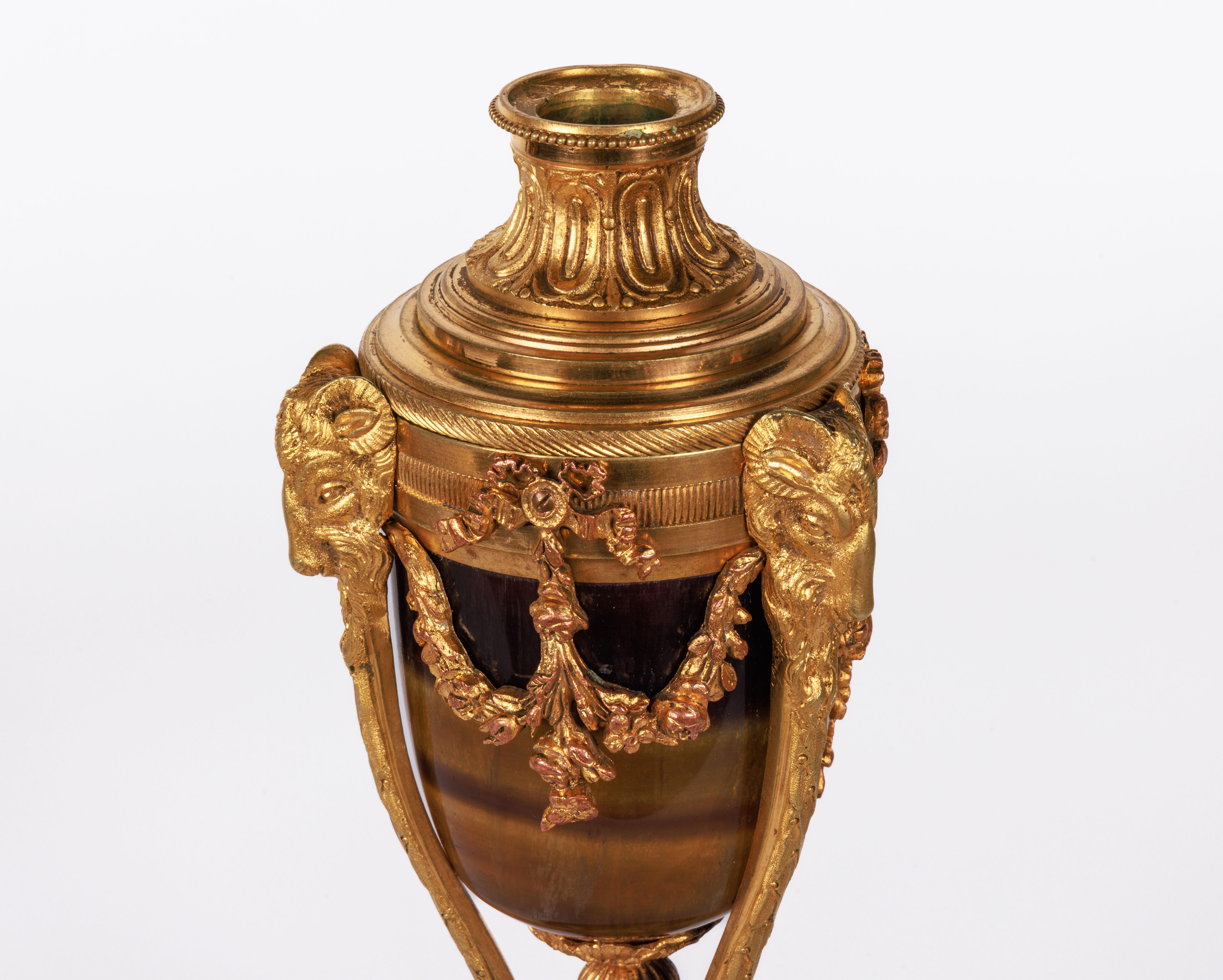 Rare paire de chandeliers français John bleus montés en bronze doré, vers 1870 en vente 7