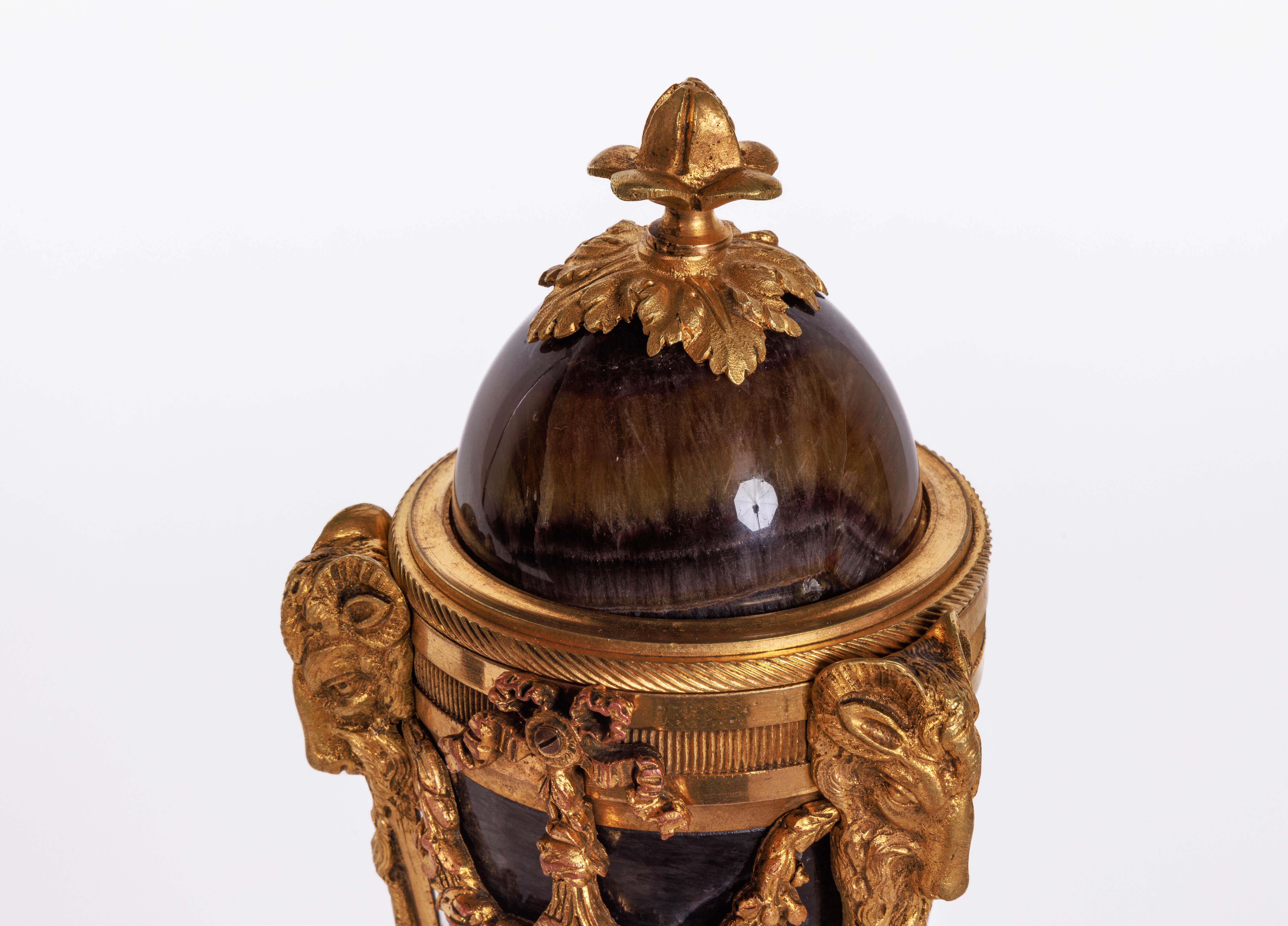 Rare paire de chandeliers français John bleus montés en bronze doré, vers 1870 en vente 8