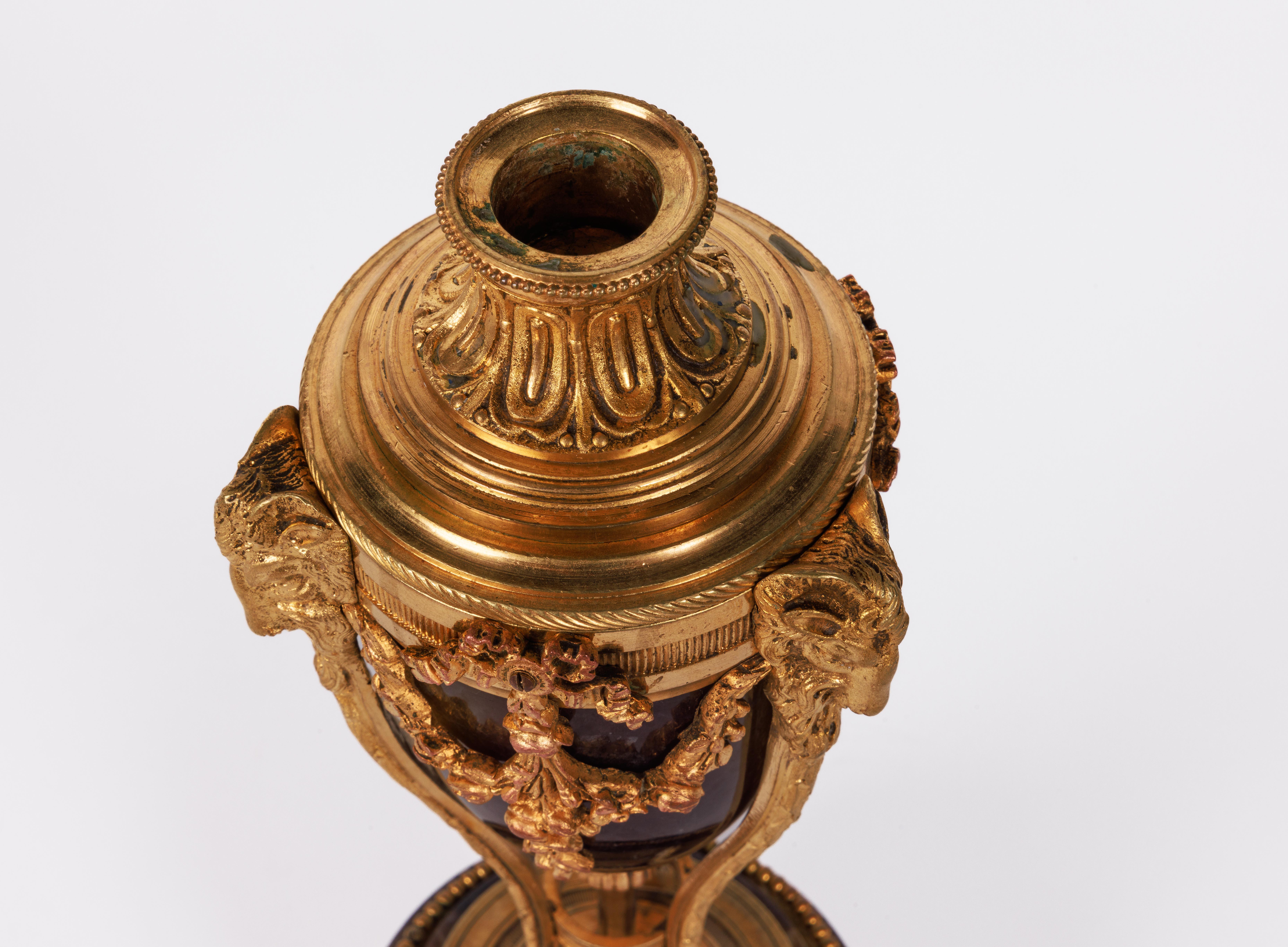 Rare paire de chandeliers français John bleus montés en bronze doré, vers 1870 en vente 11