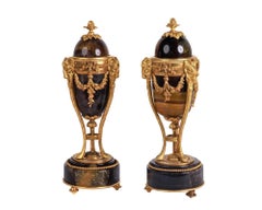 Raro par de candelabros franceses con jarrones azules John montados en ormolu, c. 1870