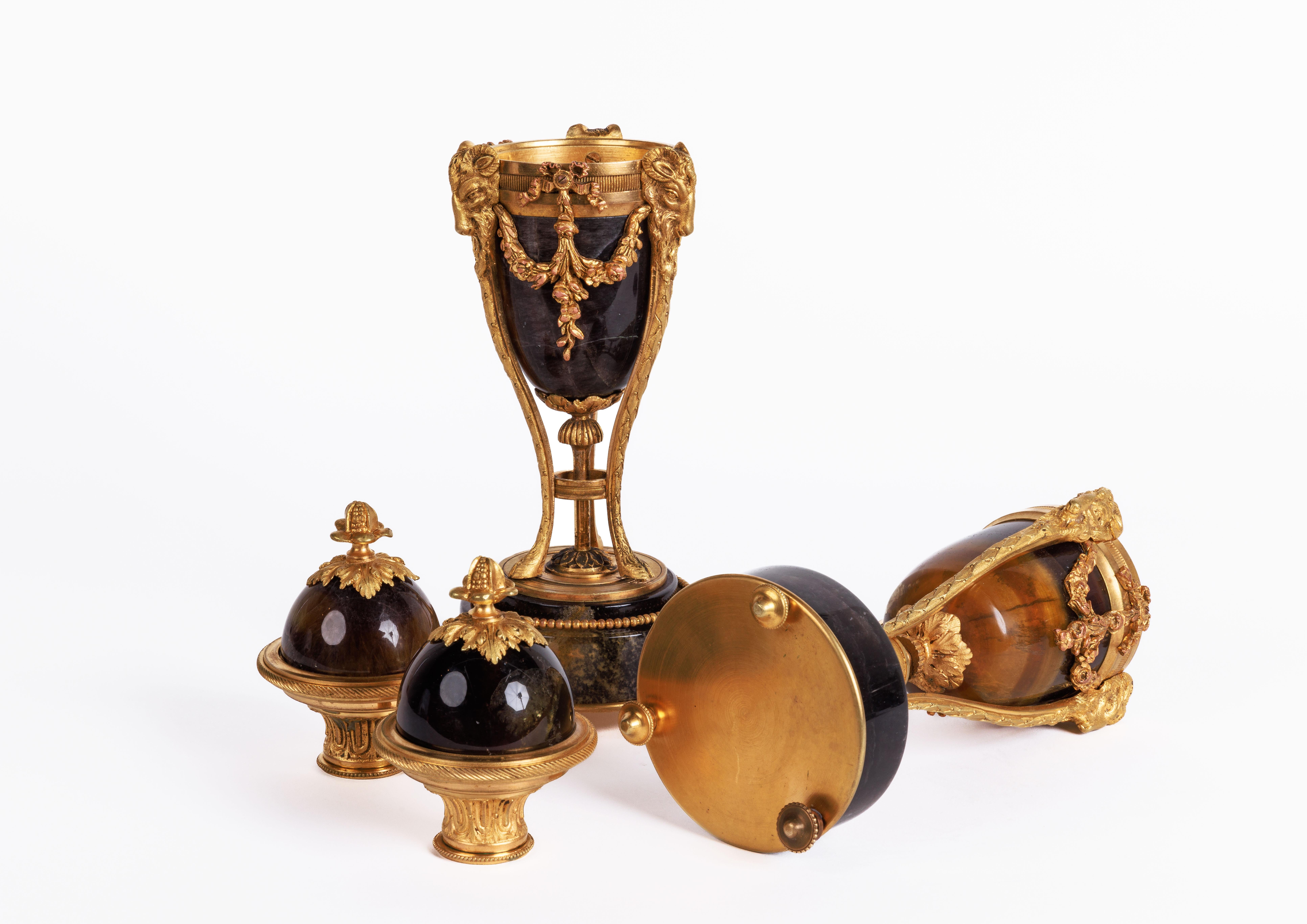 Français Rare paire de chandeliers français John bleus montés en bronze doré, vers 1870 en vente