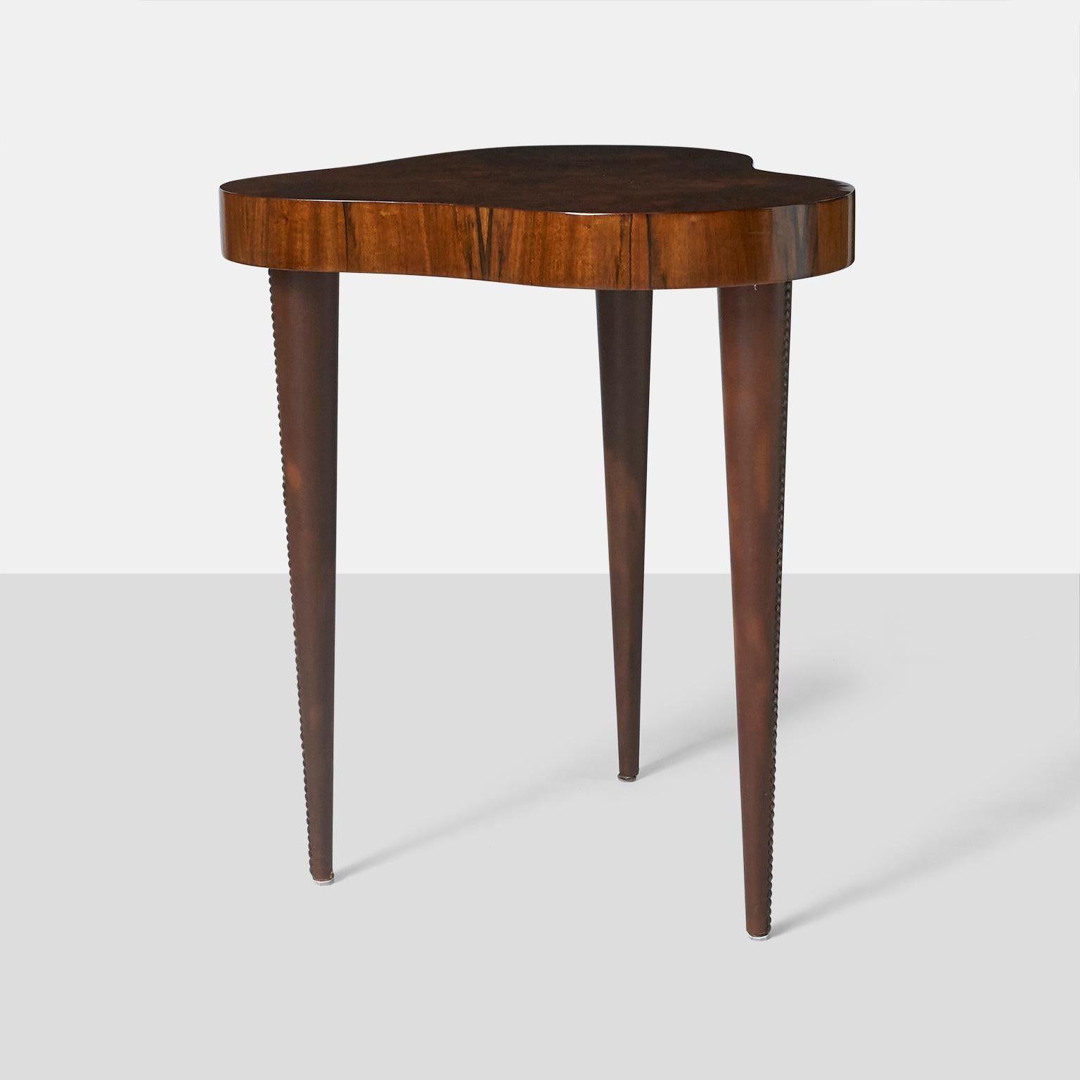 Moderne Paire rare de tables d'appoint Gilbert Rohde en vente