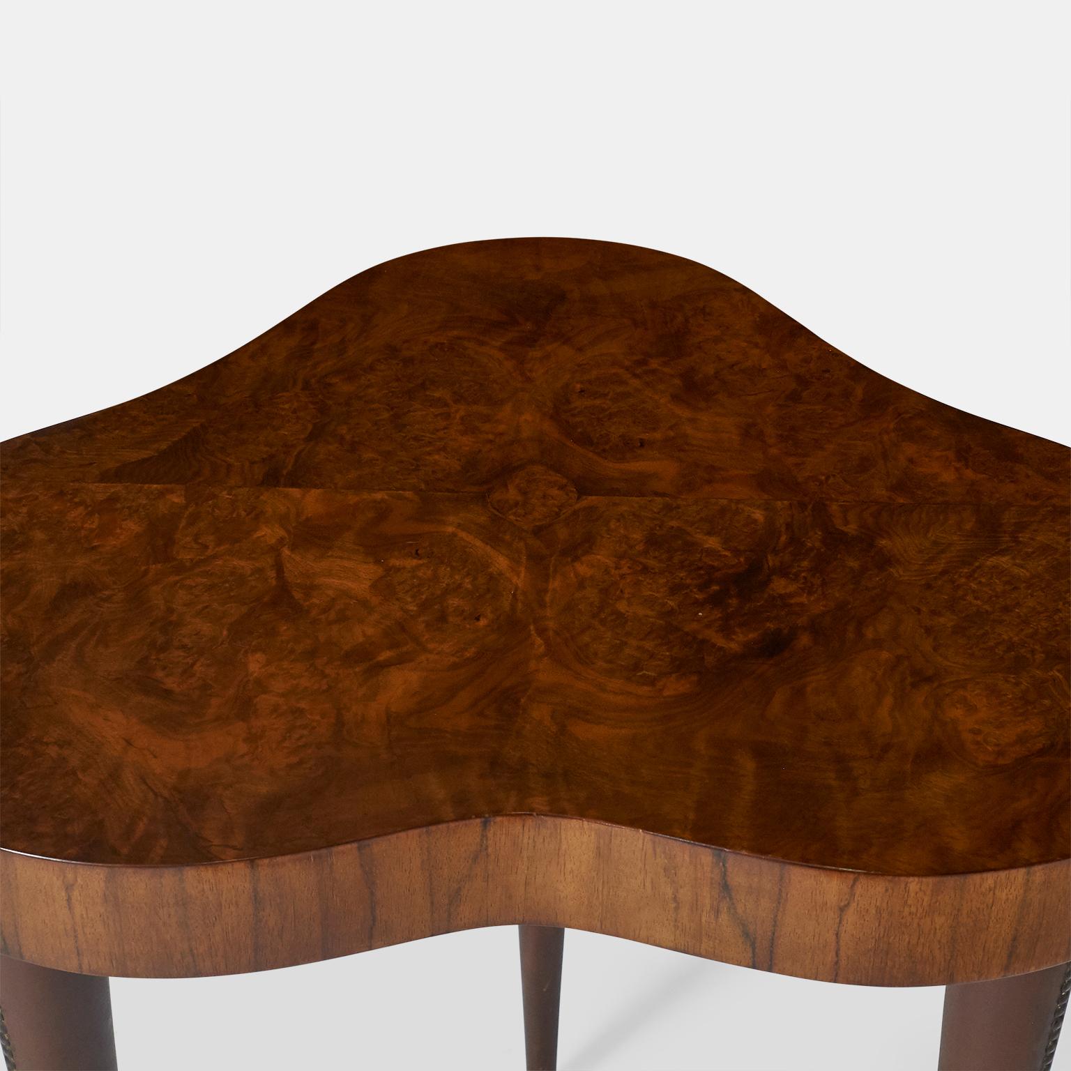 Milieu du XXe siècle Paire rare de tables d'appoint Gilbert Rohde en vente