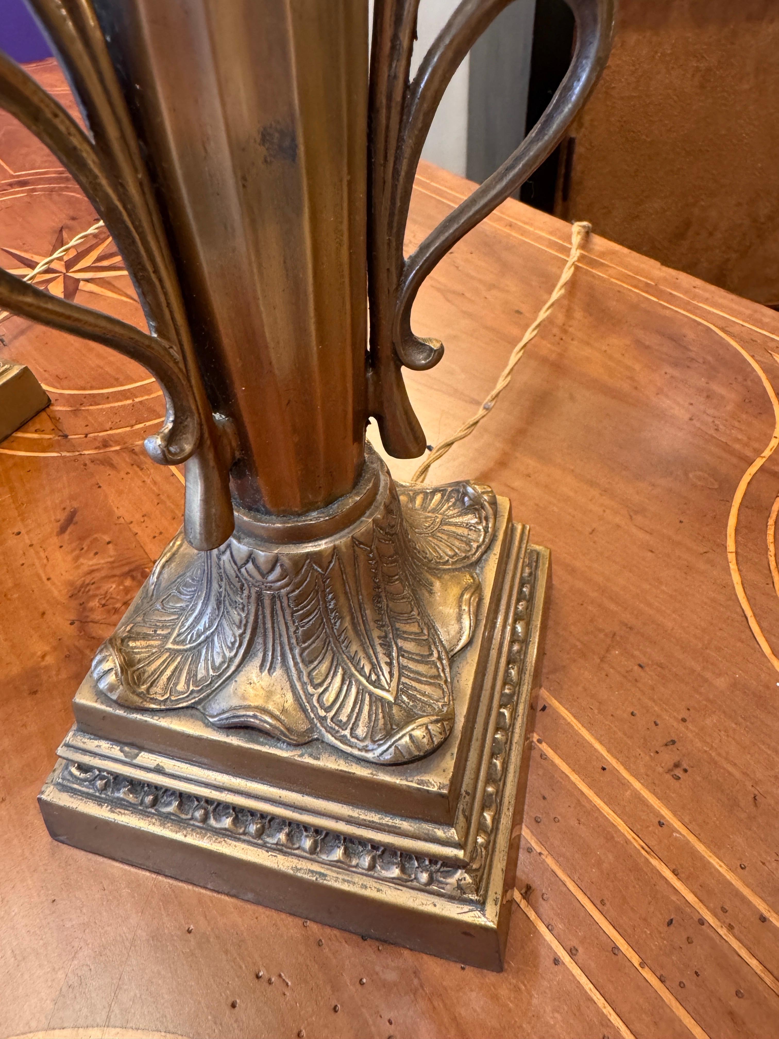 XX secolo Rara Coppia di lampade da tavolo a tulipani in ferro dipinto d'oro in vendita