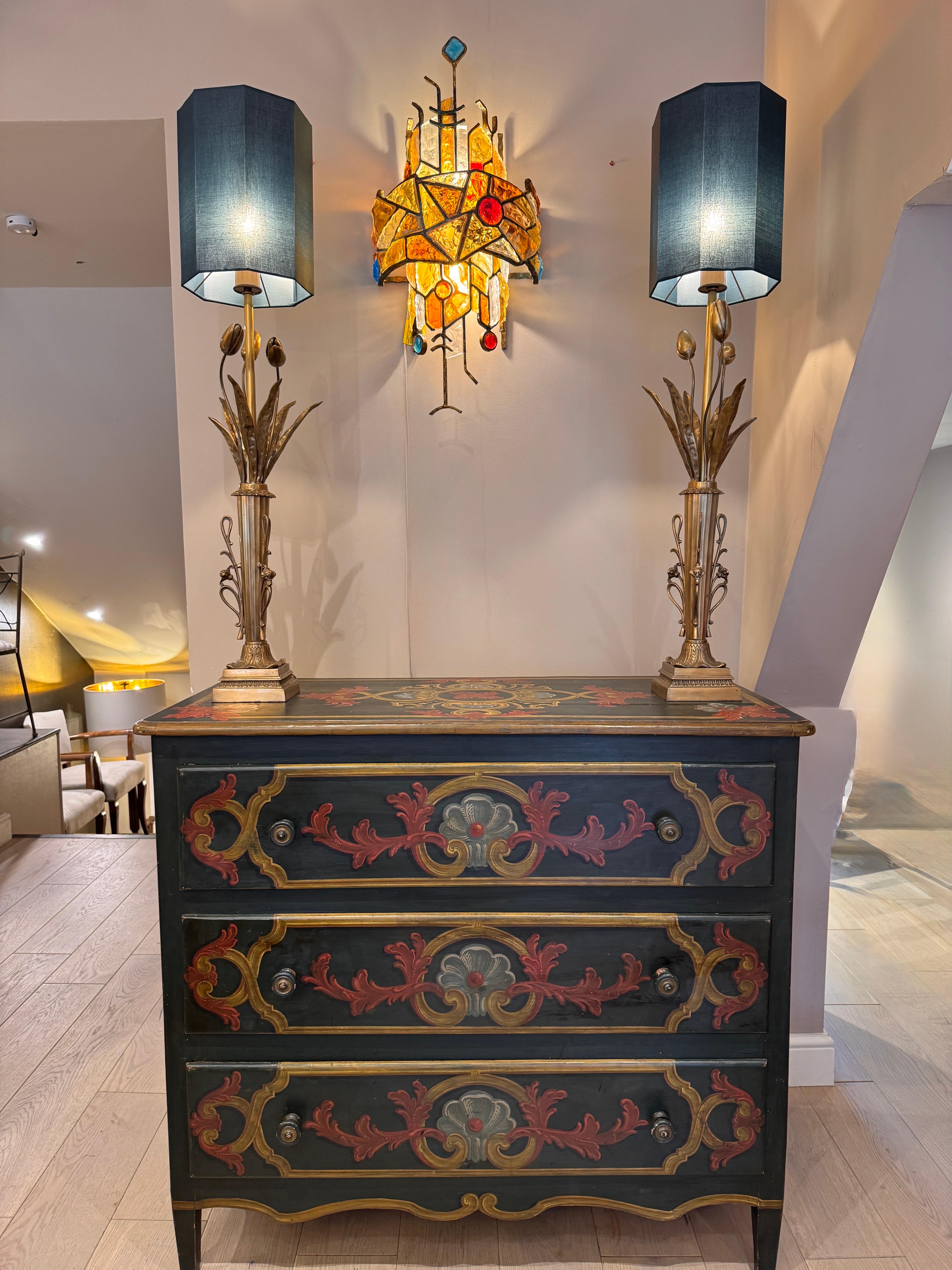 Rara Coppia di lampade da tavolo a tulipani in ferro dipinto d'oro in vendita 3
