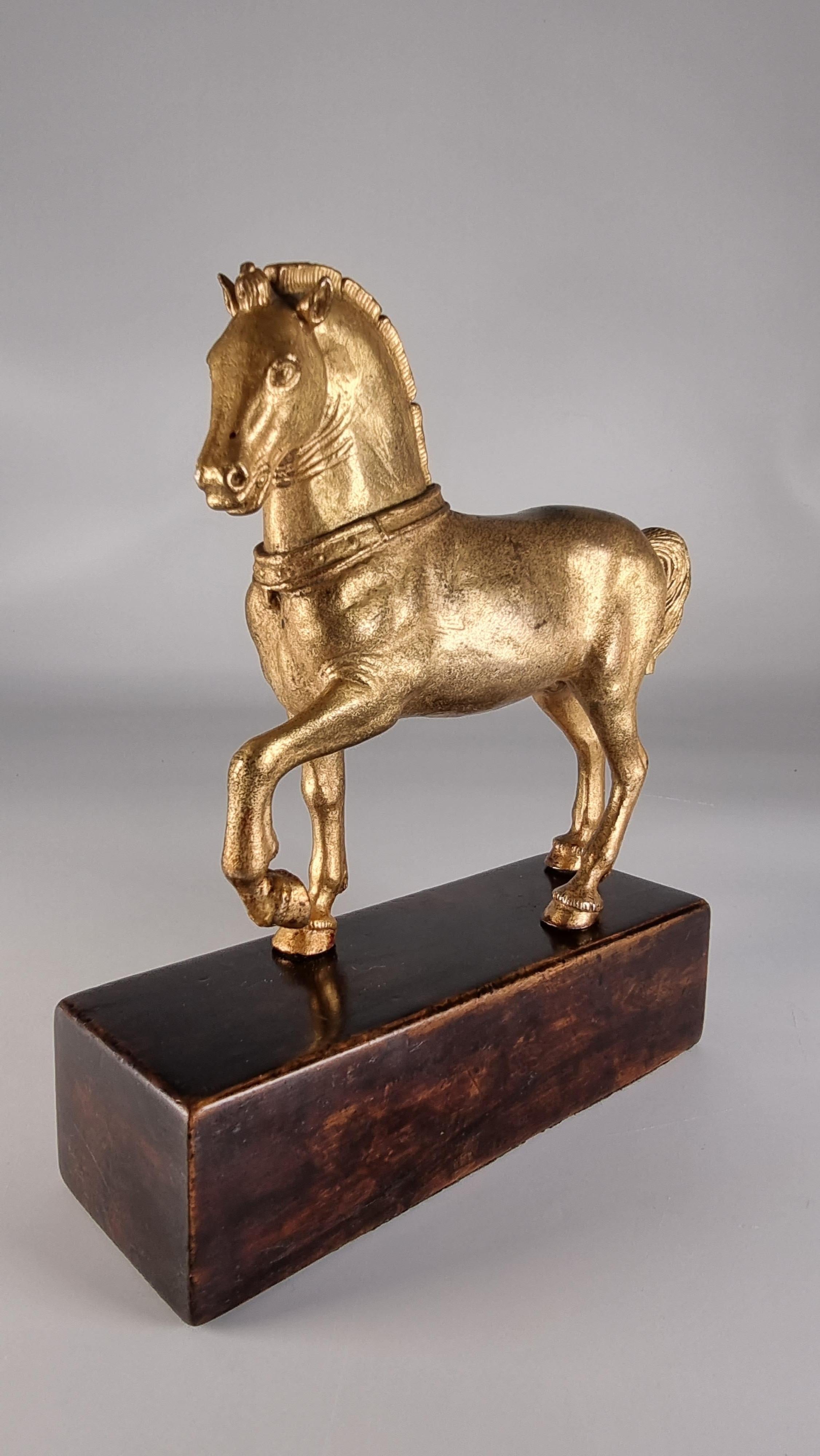 Rare paire de chevaux de Saint Marc de Venise en bronze doré du Grand Tour, vers 1900 en vente 4