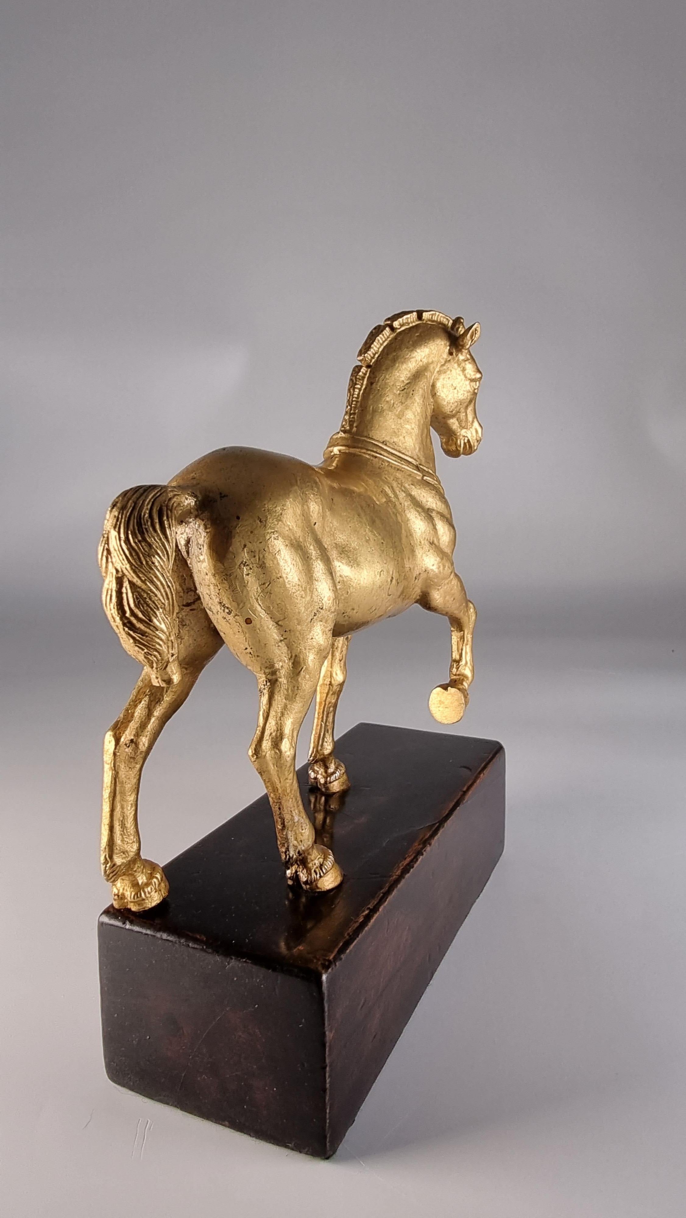 Rare paire de chevaux de Saint Marc de Venise en bronze doré du Grand Tour, vers 1900 en vente 12