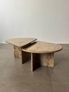 Ein seltenes Paar italienischer Couchtische aus Marmor in Creme und Braun, 1970er Jahre