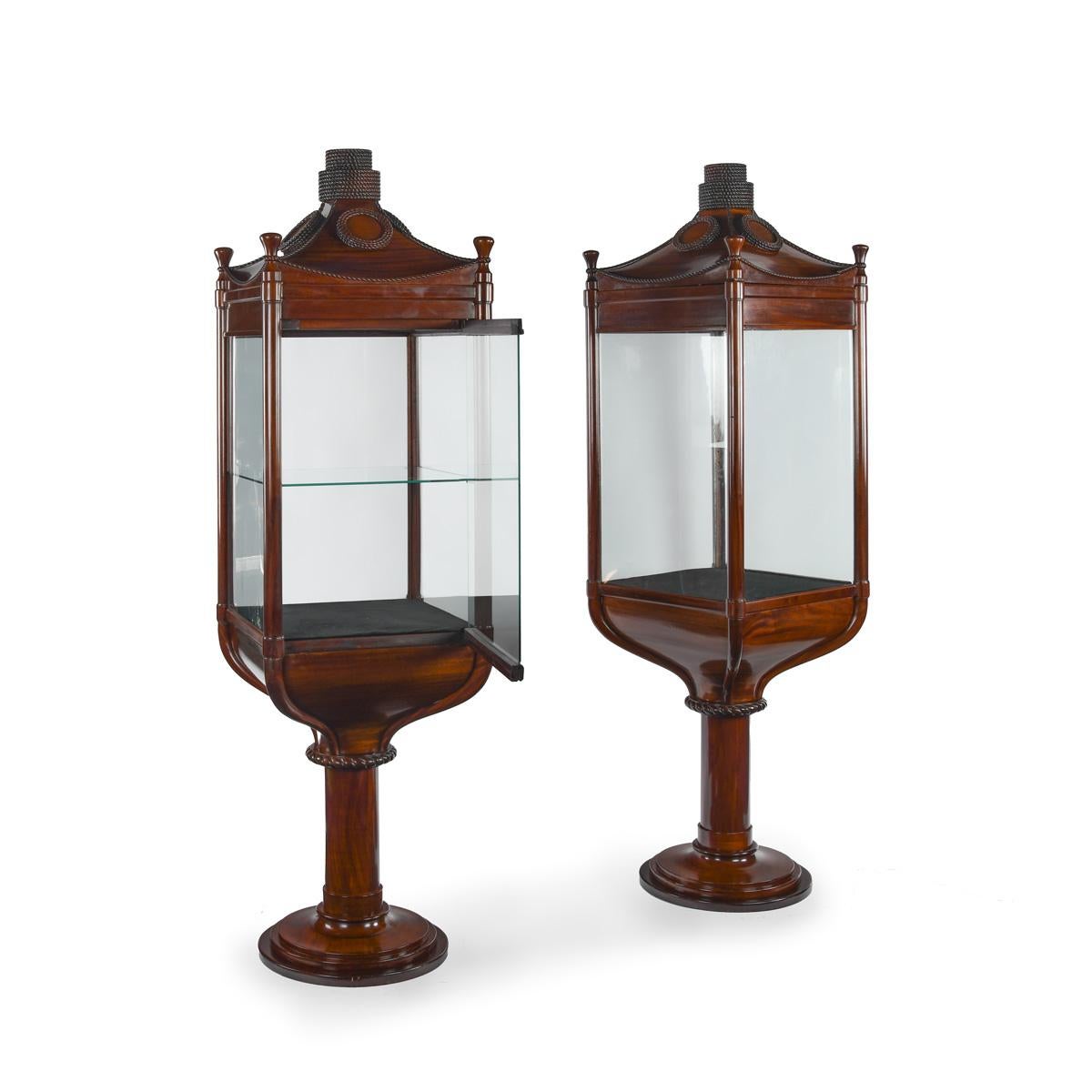 Raro par de vitrinas giratorias de caoba de temática náutica, con cabos de madera tallada en la parte superior y soportes estilo bitácora. Cada uno con un estante extraíble.
Inglés, circa 1910
