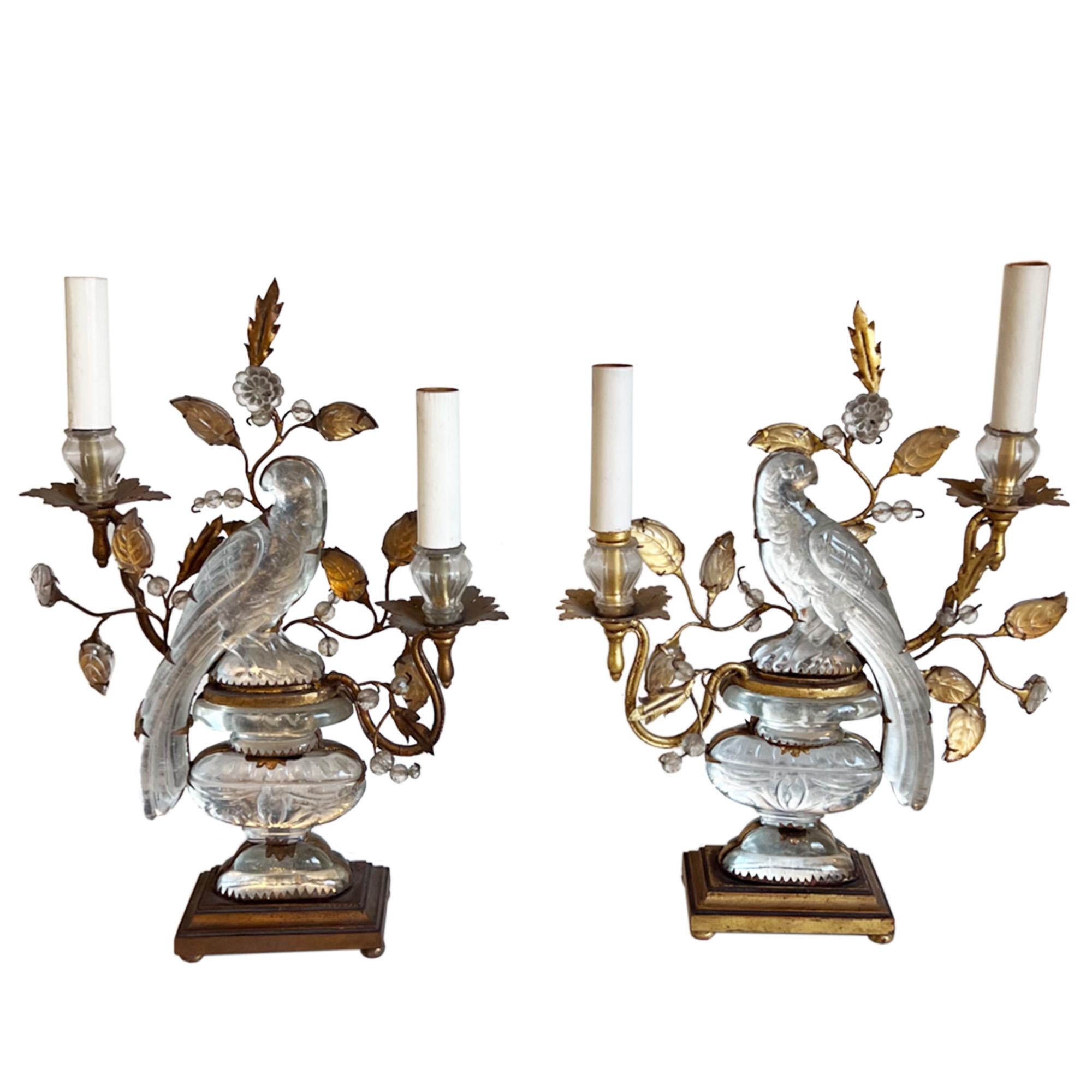 Ein seltenes Paar Tischlampen von Maison Bagùes mit Papageien und Urnen (Hollywood Regency) im Angebot